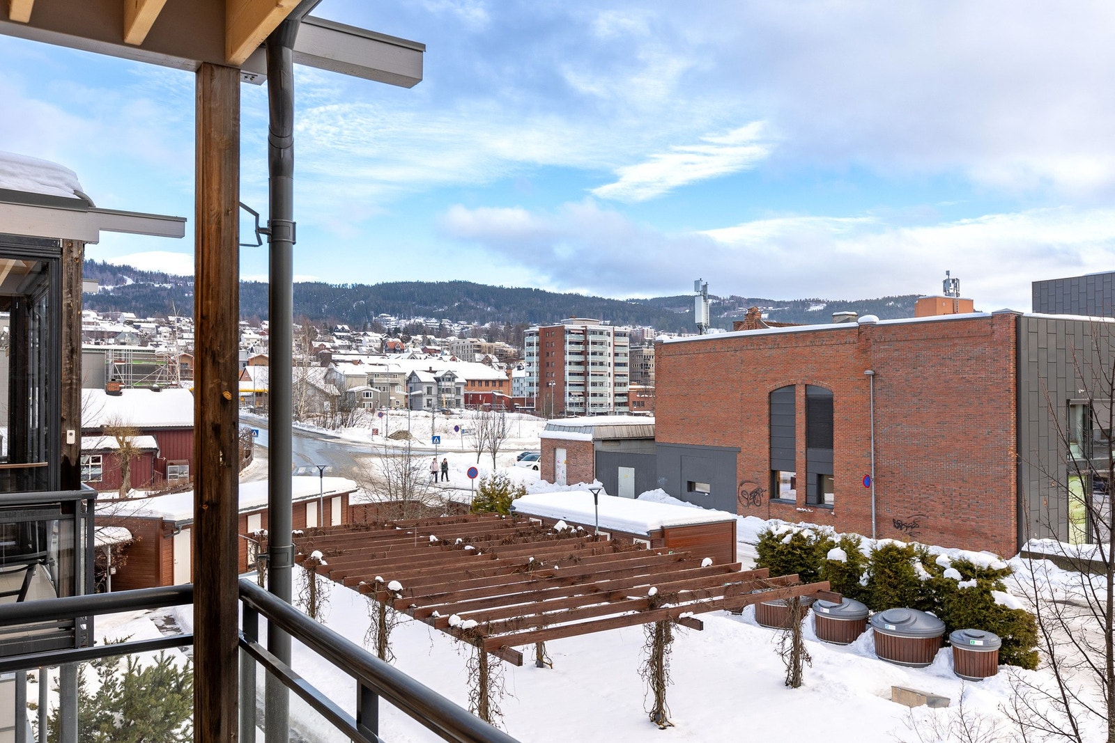 Flott utsyn over bymiljø og omkringliggende bebyggelse fra balkongen. Galleribilde