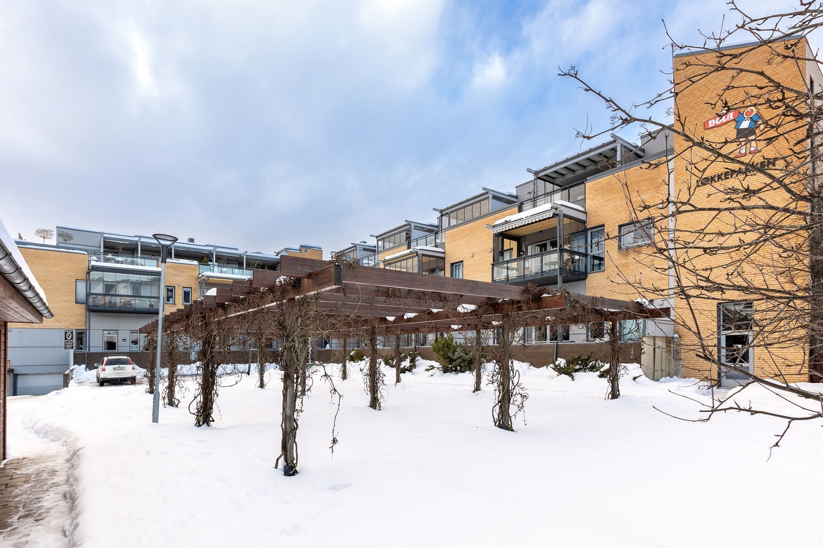 Felles uteområde med pergola og hyggelige oppholdsarealer mellom byggene. Galleribilde