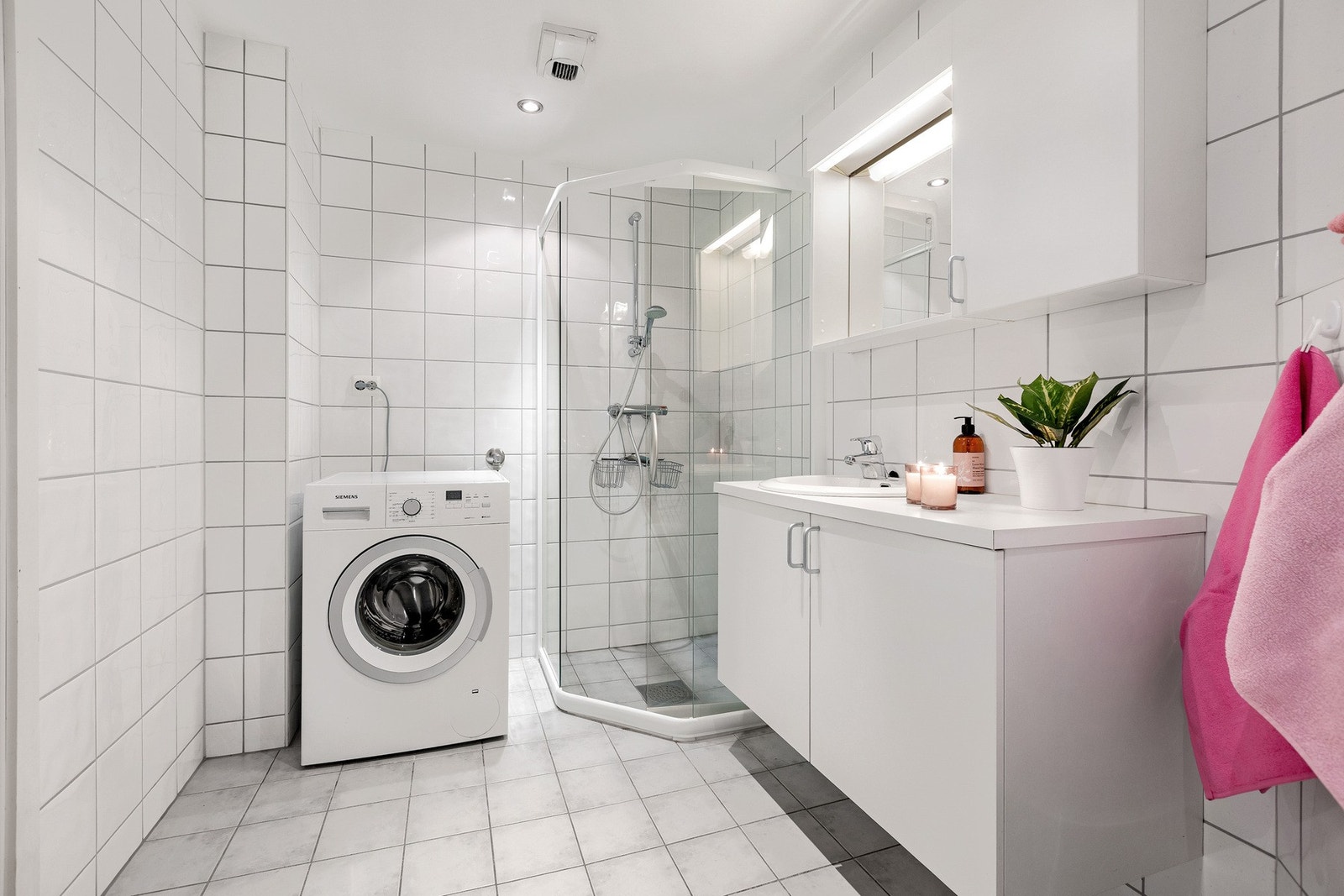 Lyst og funksjonelt bad med god gulvplass og praktisk planløsning. Galleribilde