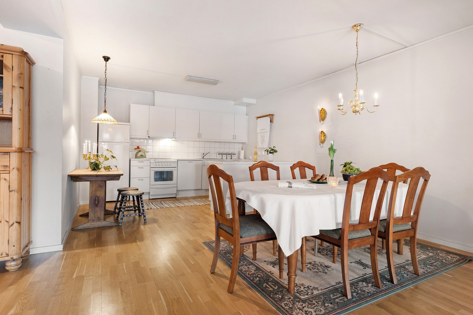 Romslig spiseplass i tilknytning til lyst og funksjonelt kjøkken. Galleribilde