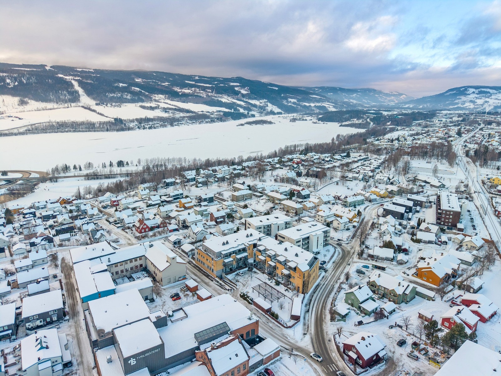 Boligområdet med nærhet til både sentrum og naturskjønne omgivelser langs strandpromenaden. Galleribilde