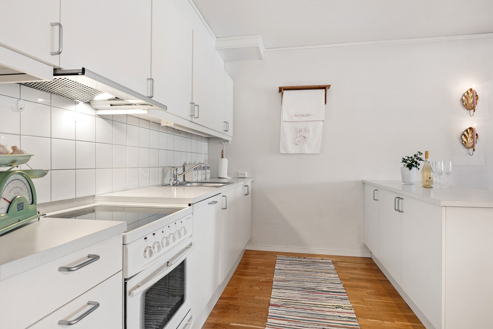 Effektivt arbeidskjøkken med flislagt benkerygg og gode oppbevaringsmuligheter. Galleribilde