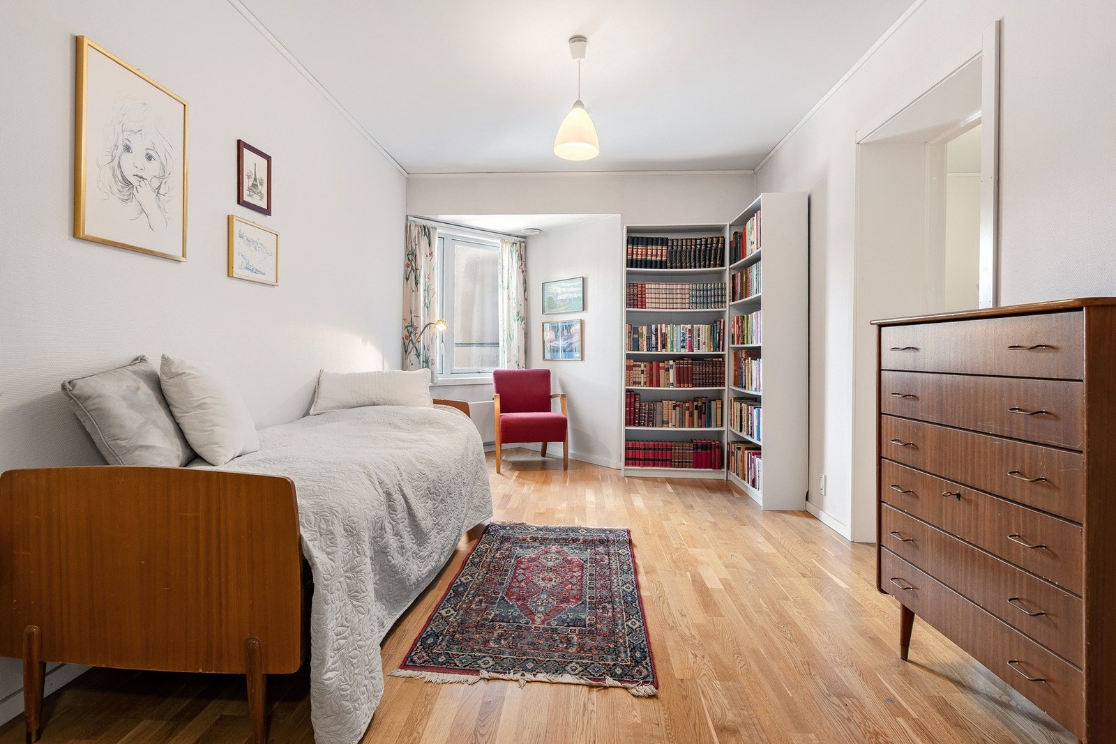 Romslig hovedsoverom med god plass til seng, oppbevaring og sittegruppe. Galleribilde