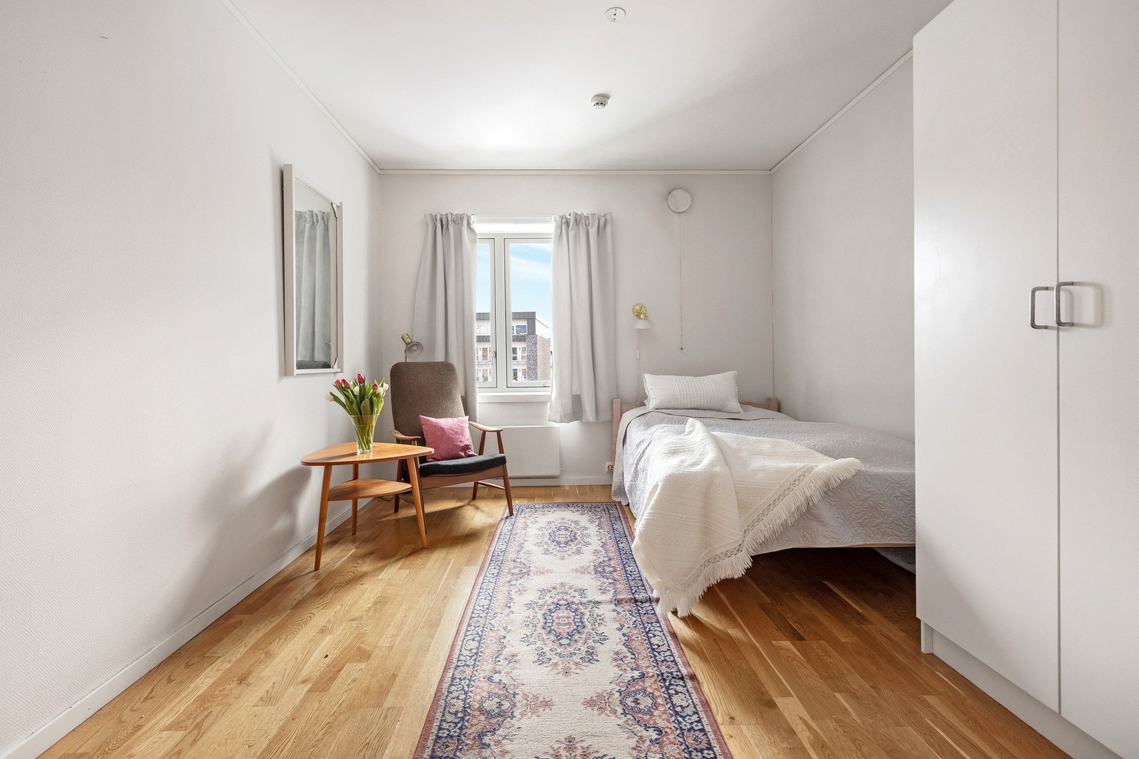 Lyst og innbydende soverom med vindu som gir godt naturlig lys. Galleribilde