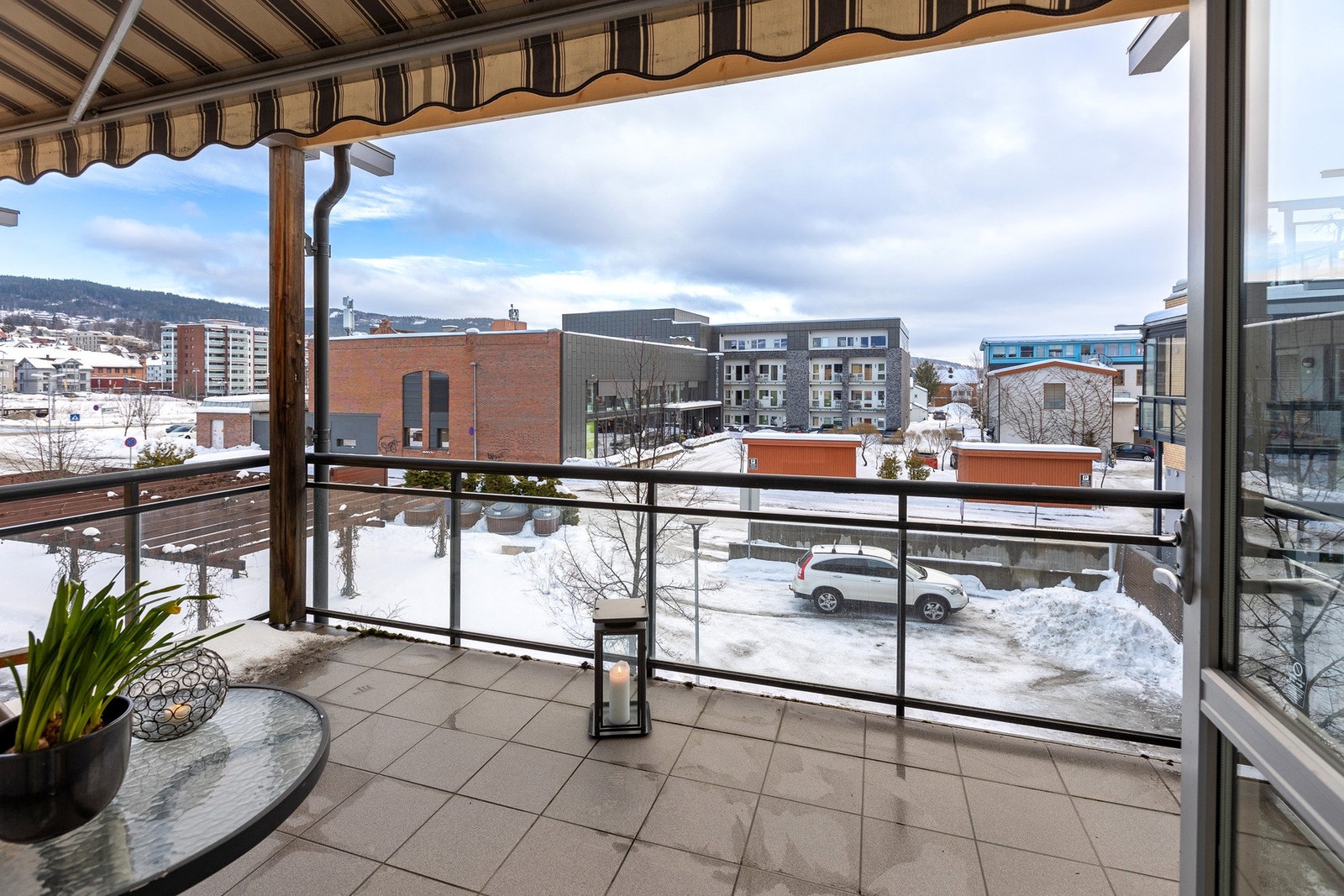 Balkong med glassrekkverk og fin utsikt mot nærområdet. Galleribilde