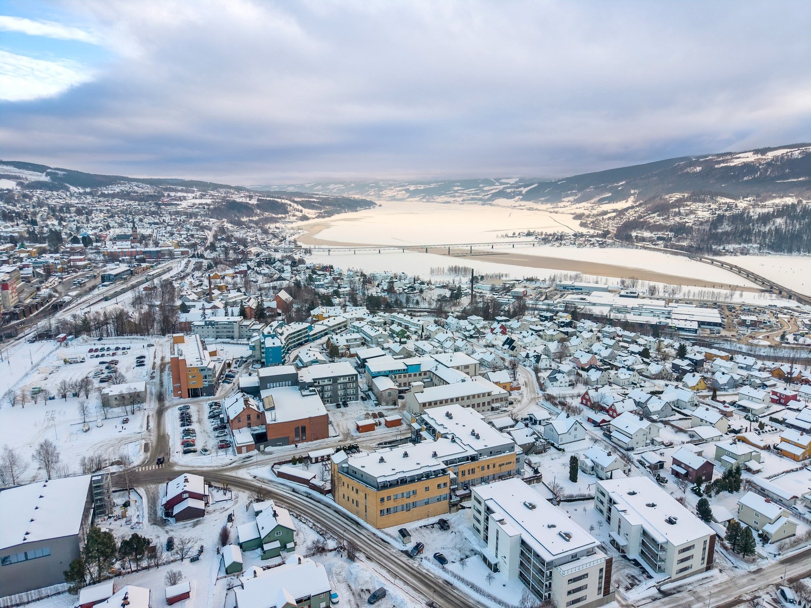 Attraktiv beliggenhet med gangavstand ned til Mjøsa og strandpromenaden. Galleribilde