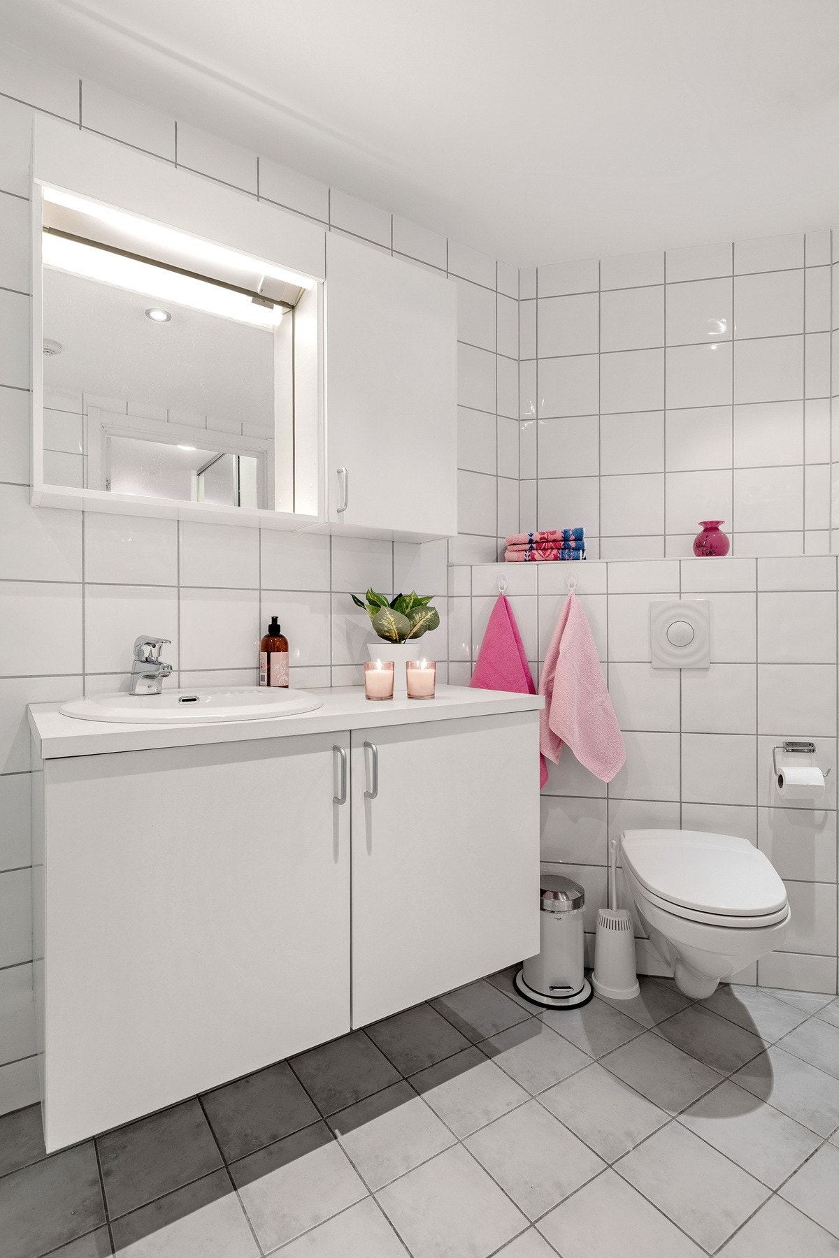 Forholdsvis moderne bad med vegghengt toalett og gode oppbevaringsmuligheter. Galleribilde