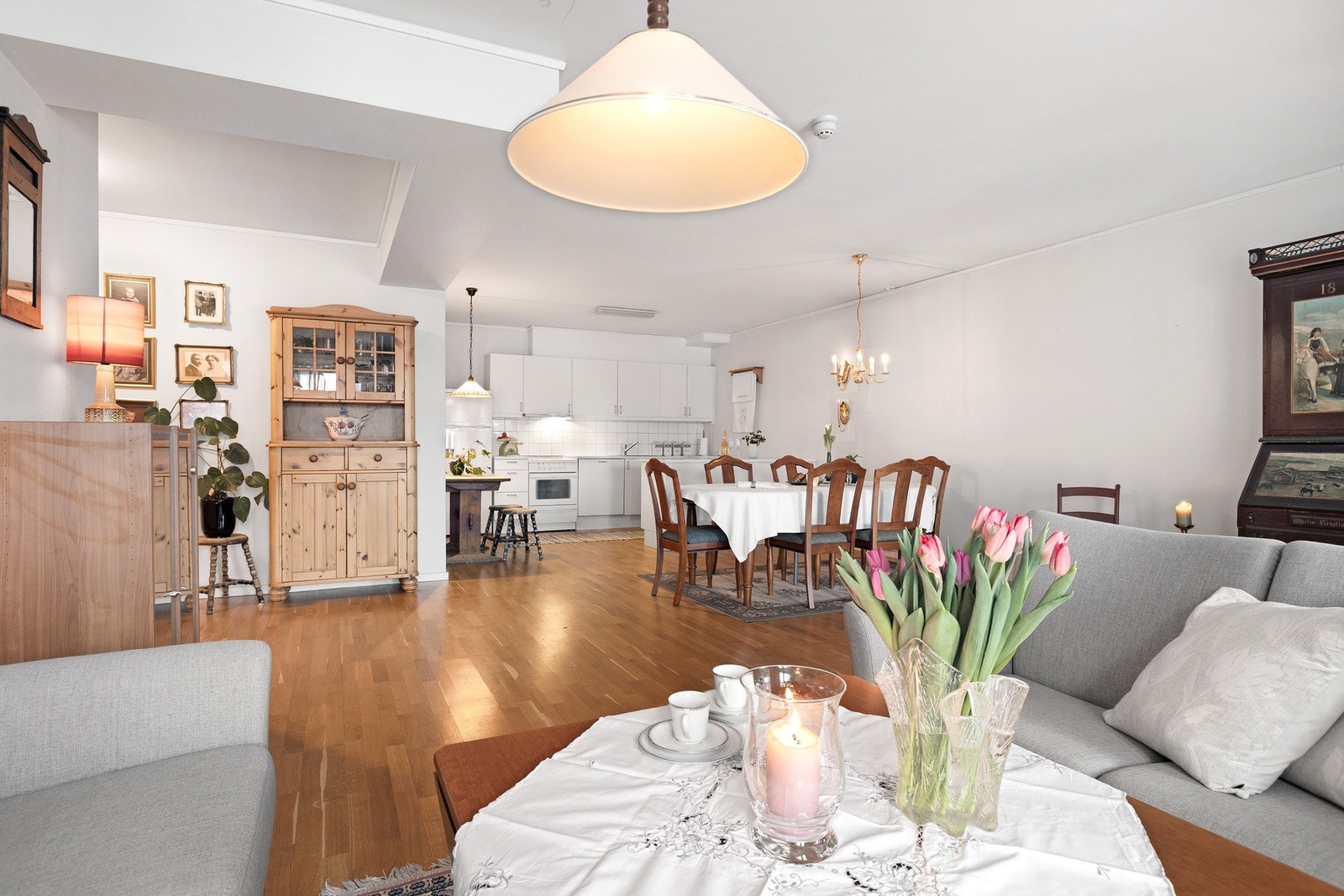 Åpen stue- og kjøkkenløsning med god romfølelse og naturlig overgang mellom sonene. Galleribilde