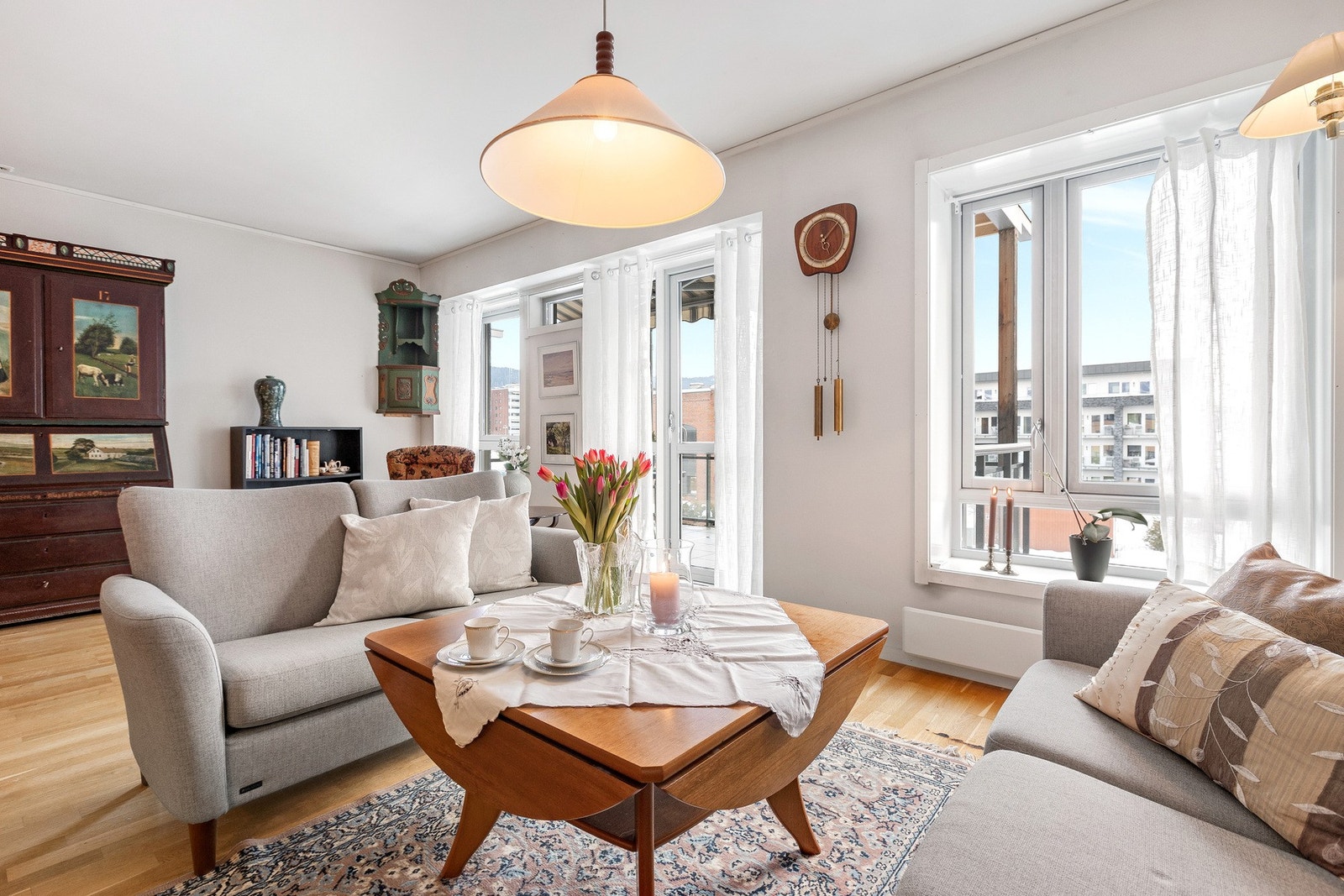 Lys og romslig stue med lyse fargevalg og god romfølelse. Galleribilde