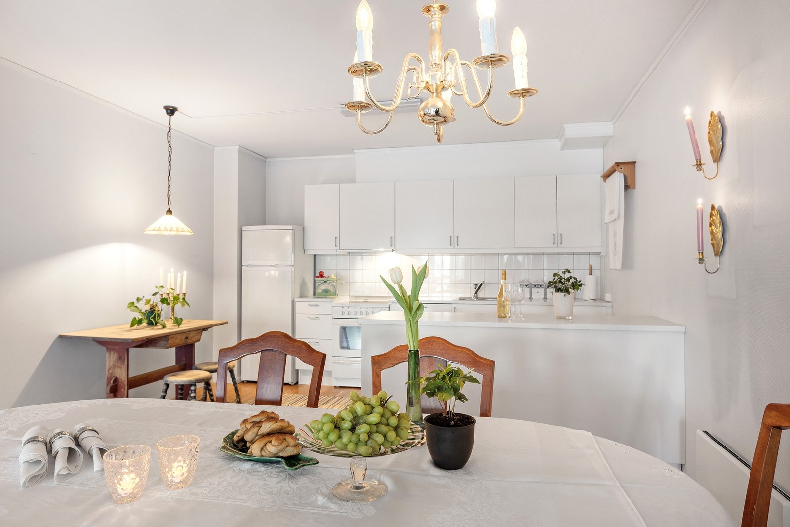 Spiseområde med halvøy mot kjøkkenet og god arbeidsplass. Galleribilde