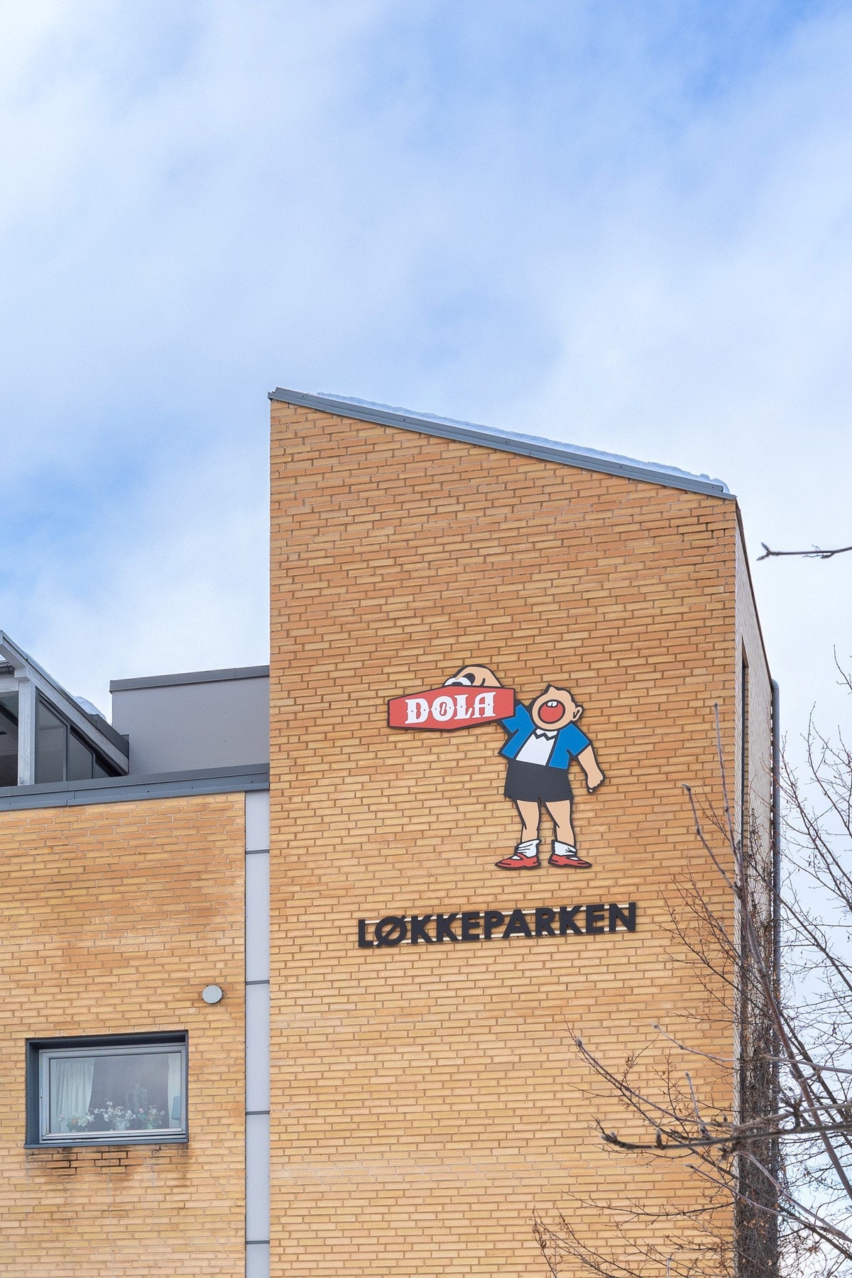 Fasadedetalj fra Løkkeparken med karakteristisk murbygg og særpreg. Galleribilde