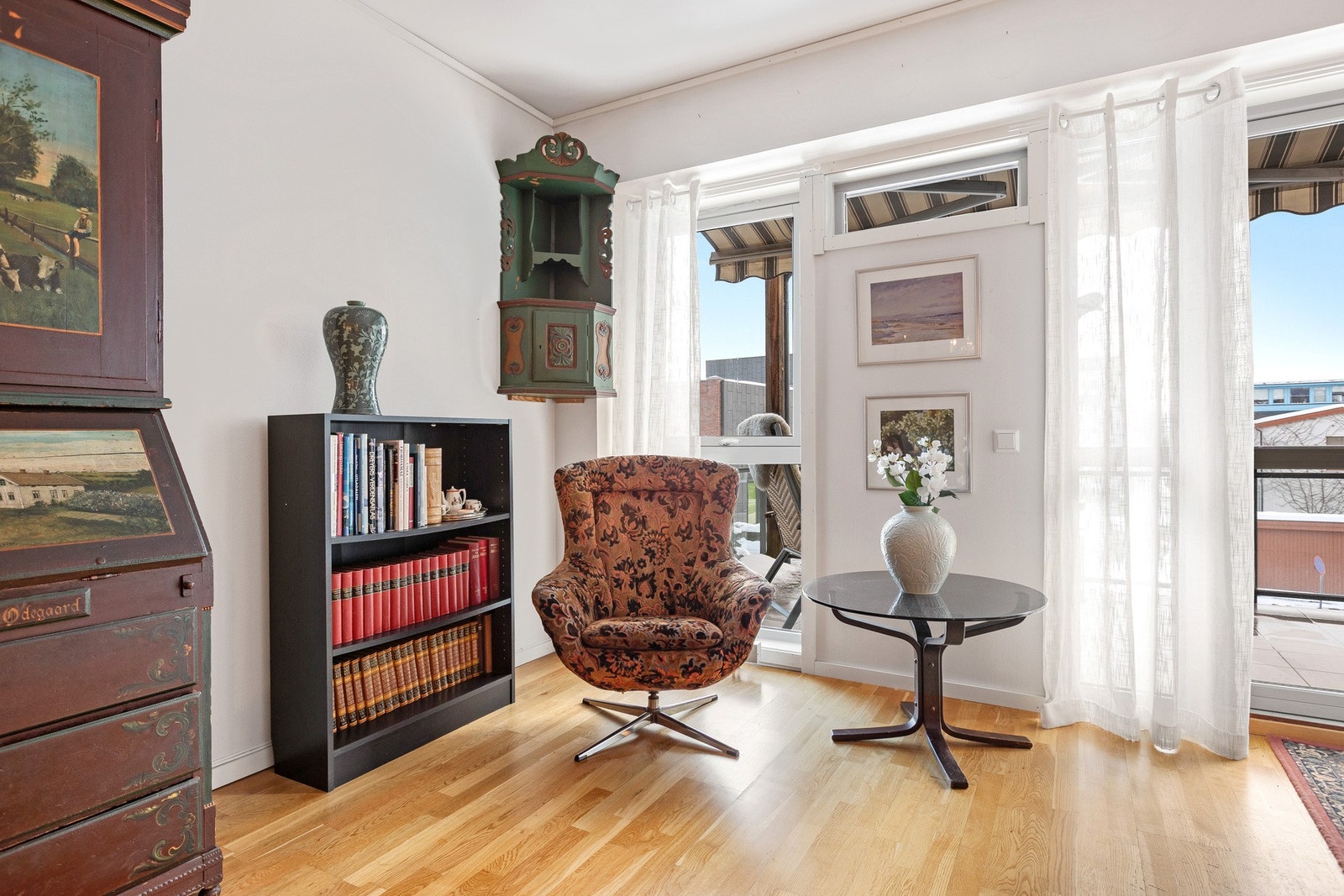 Lesekrok ved vinduet med godt lysinnslipp og utgang til balkong. Galleribilde