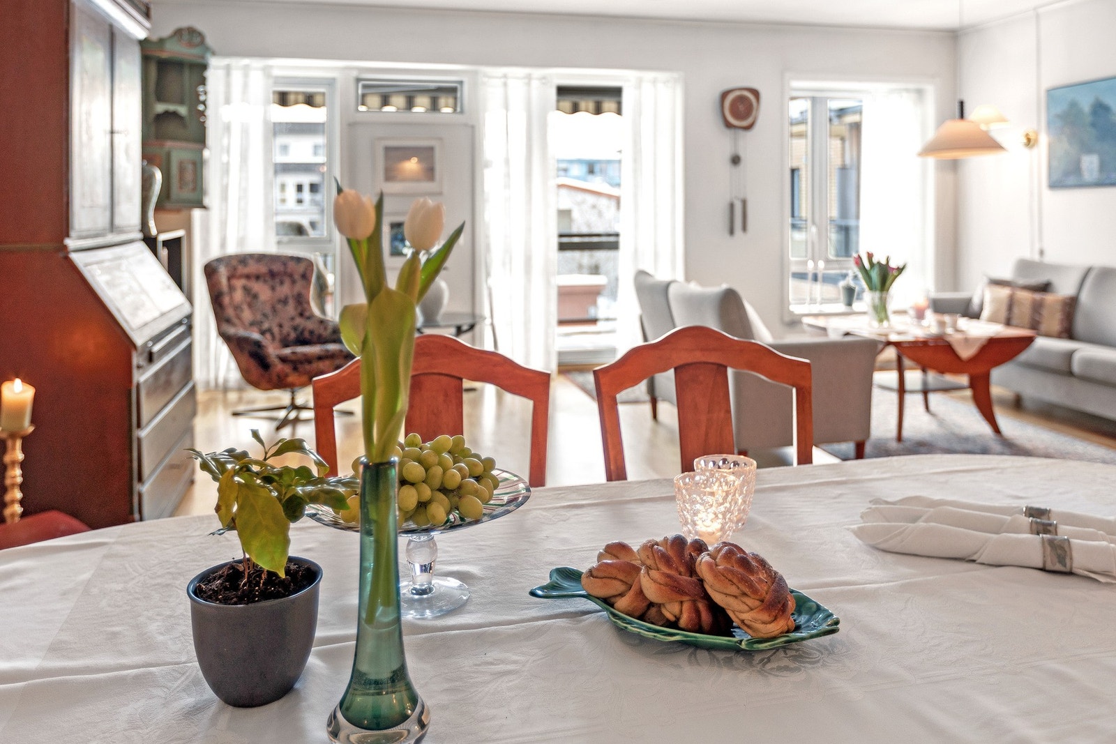 Hyggelig spiseplass med utsyn mot stue og utgang til balkong. Galleribilde