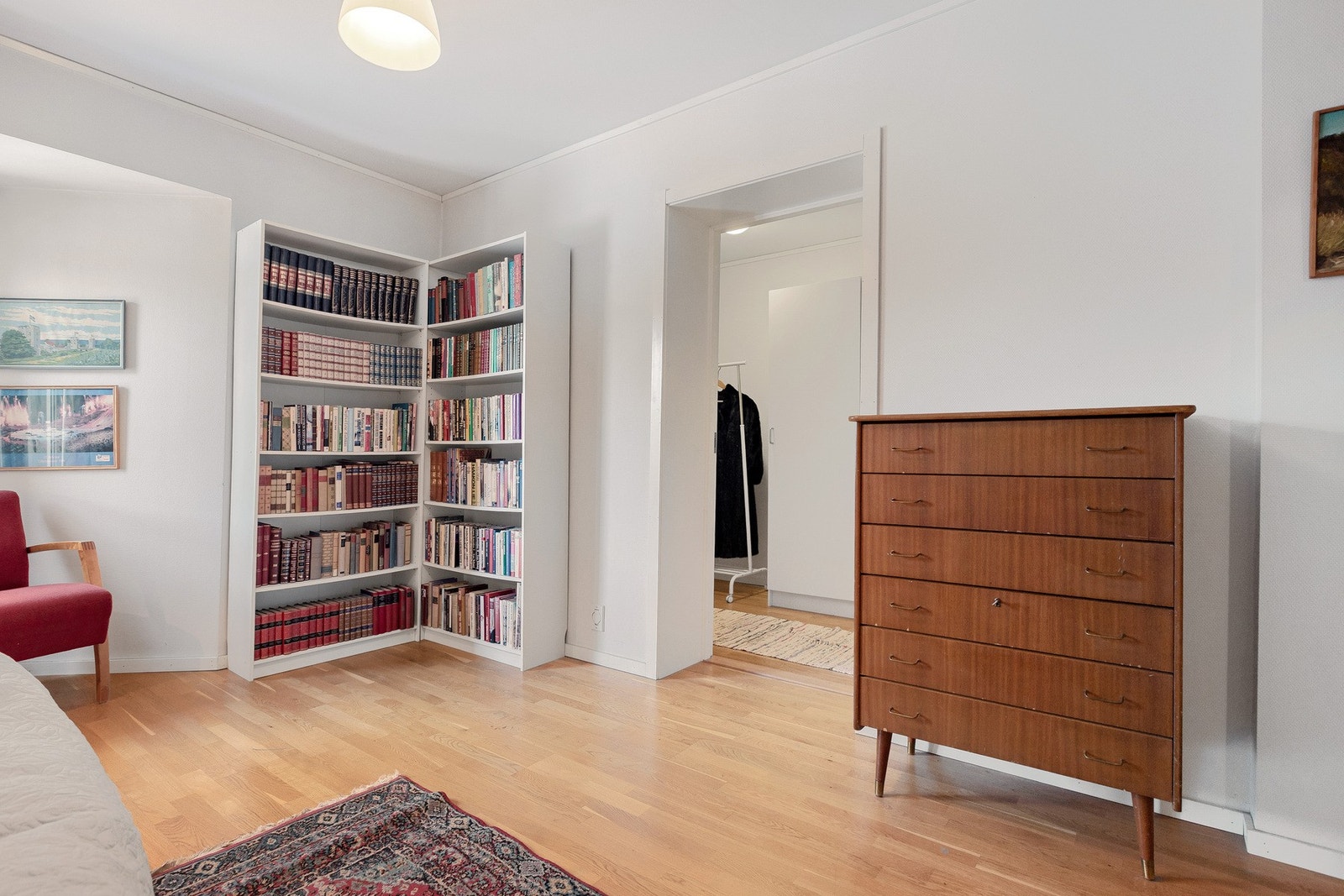 Lyst soverom med adkomst til tilstøtende garderoberom/innebod. Galleribilde