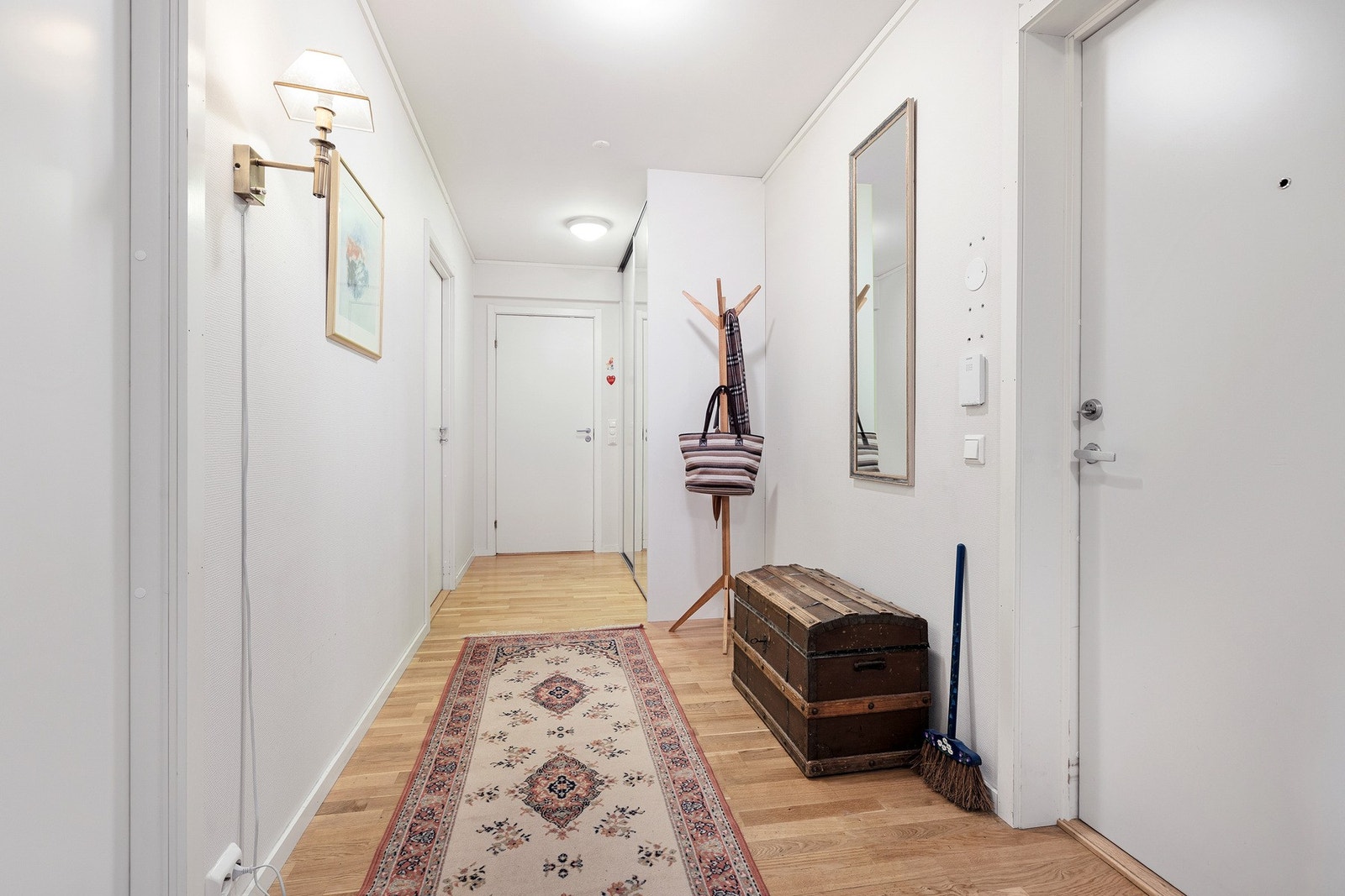 Lys og romslig entré med parkettgulv, god plass for garderobeløsning. Galleribilde