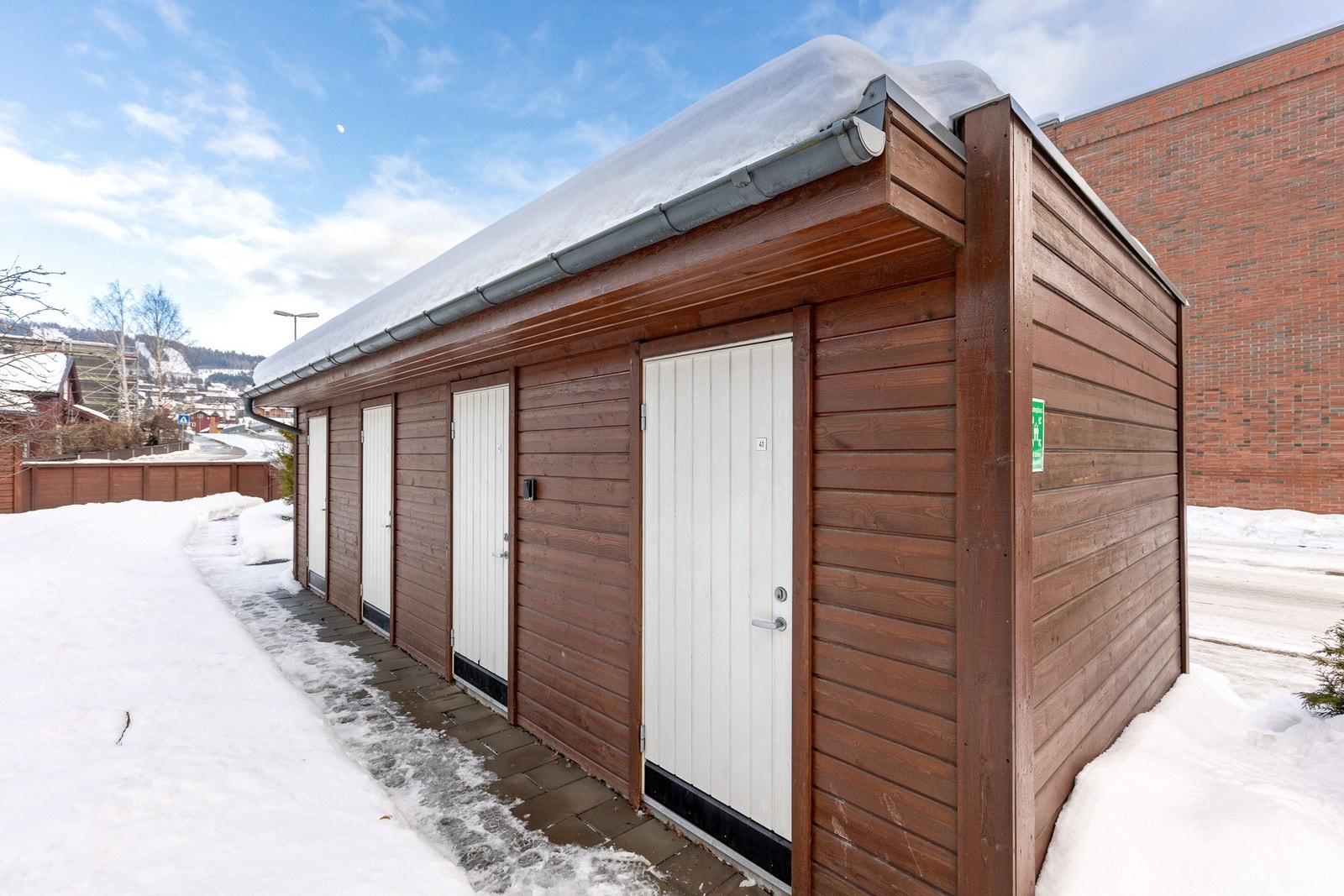 Praktiske utvendige boder med enkel adkomst. Galleribilde