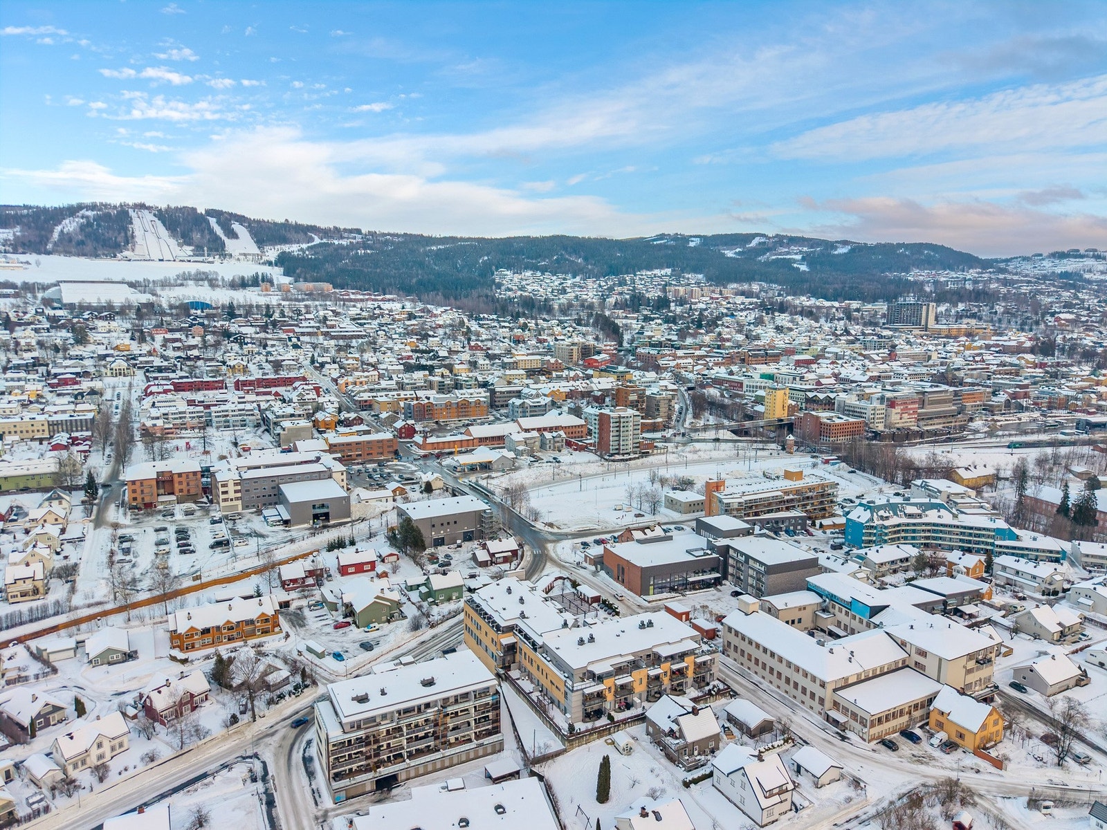 Oversiktsbilde over byen med Lysgårdsbakkene ruvende i øvre del av Lillehammer. Galleribilde
