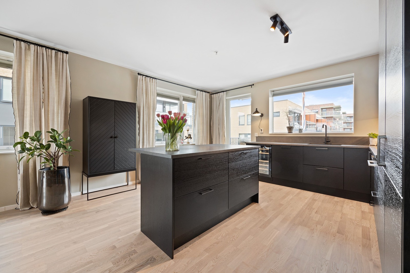 Kjøkkenet er fra Marbodal. Masse skap- og benkeplass. Galleribilde