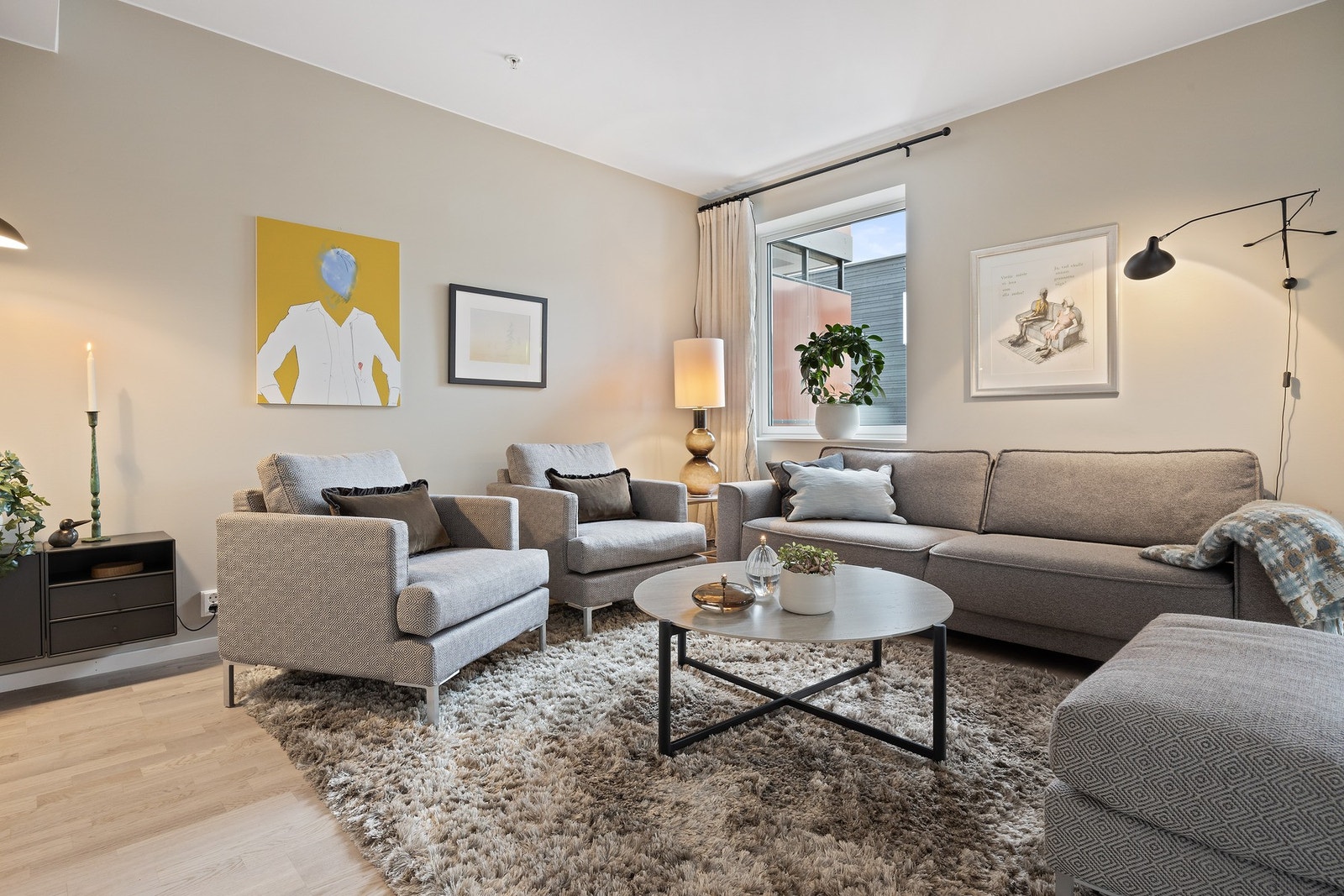 Mulighet for stort sofahjørne med tilhørende møblement Galleribilde