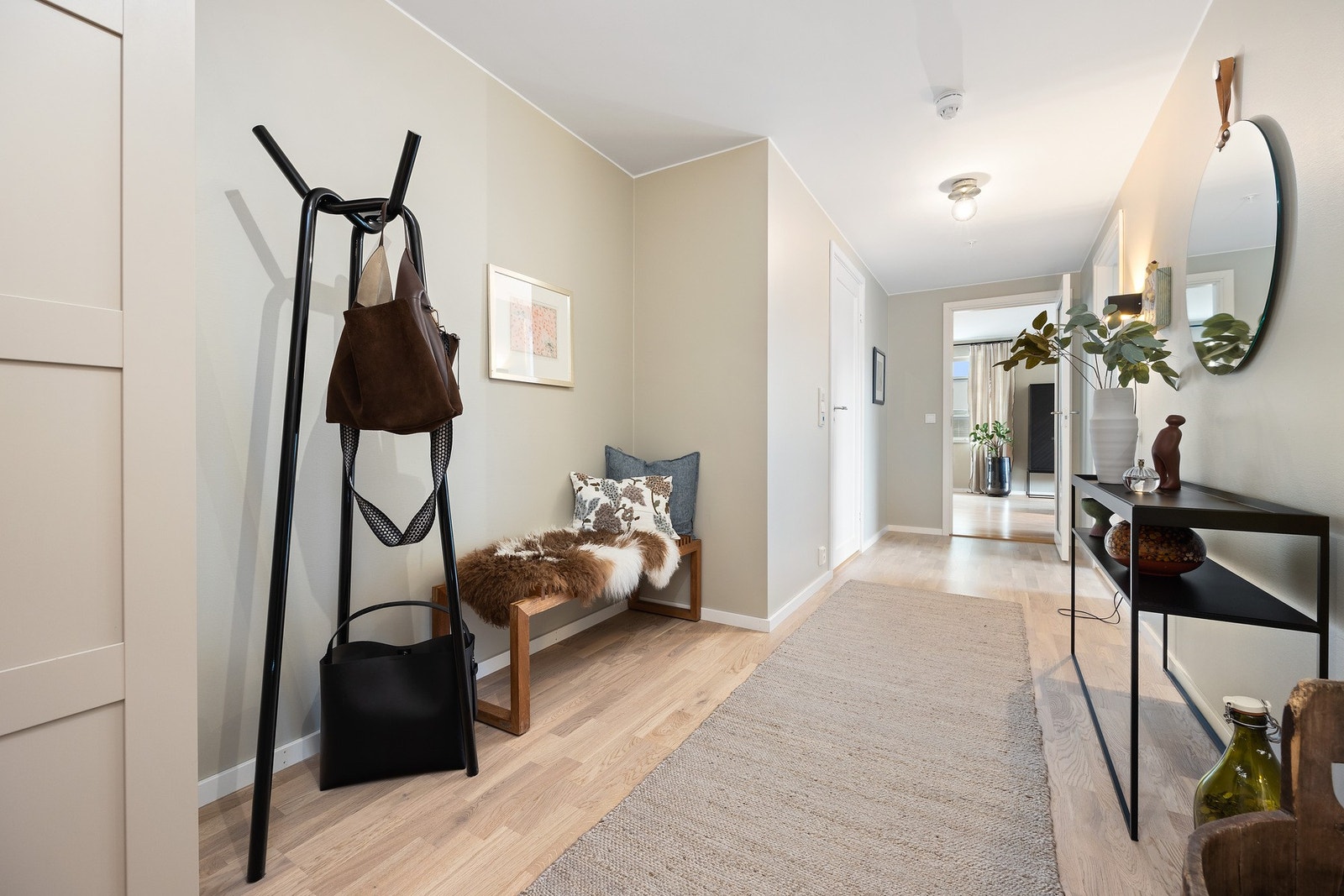Velkommen inn! Stor gang/entré med garderobeskap. Galleribilde