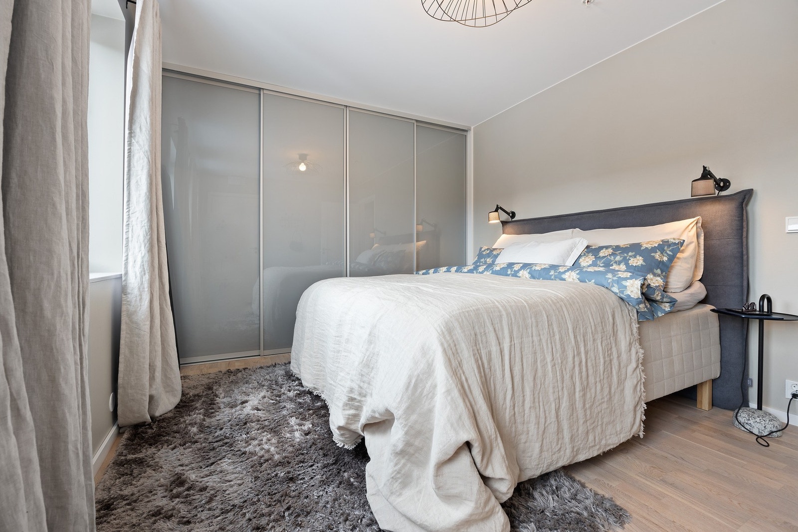 Hovedsoverom med eget walk-in-closet, samt skyvedørsgarderobe Galleribilde