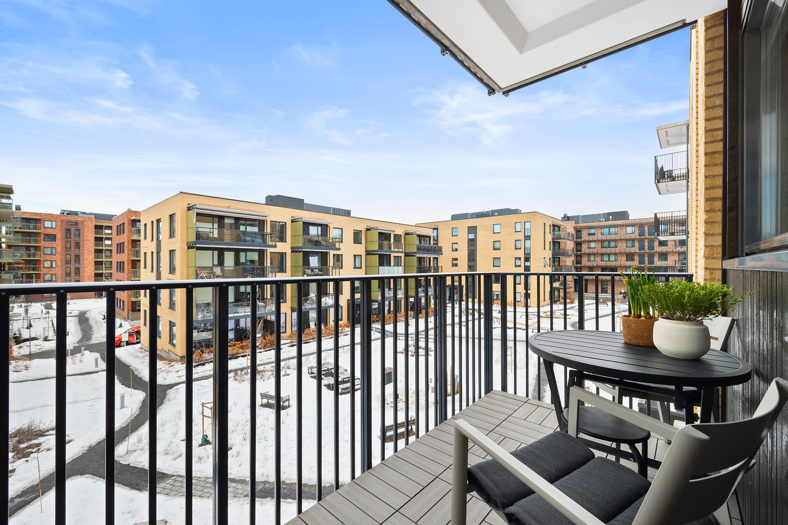 Østvendt balkong ut fra kjøkkenet. Nyt morgensol med kaffekoppen her Galleribilde