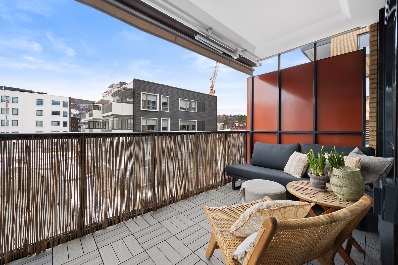 Balkongen er takoverbygd og det er lite innsyn. El. markise gir ekstra skygge på varme dager Galleribilde