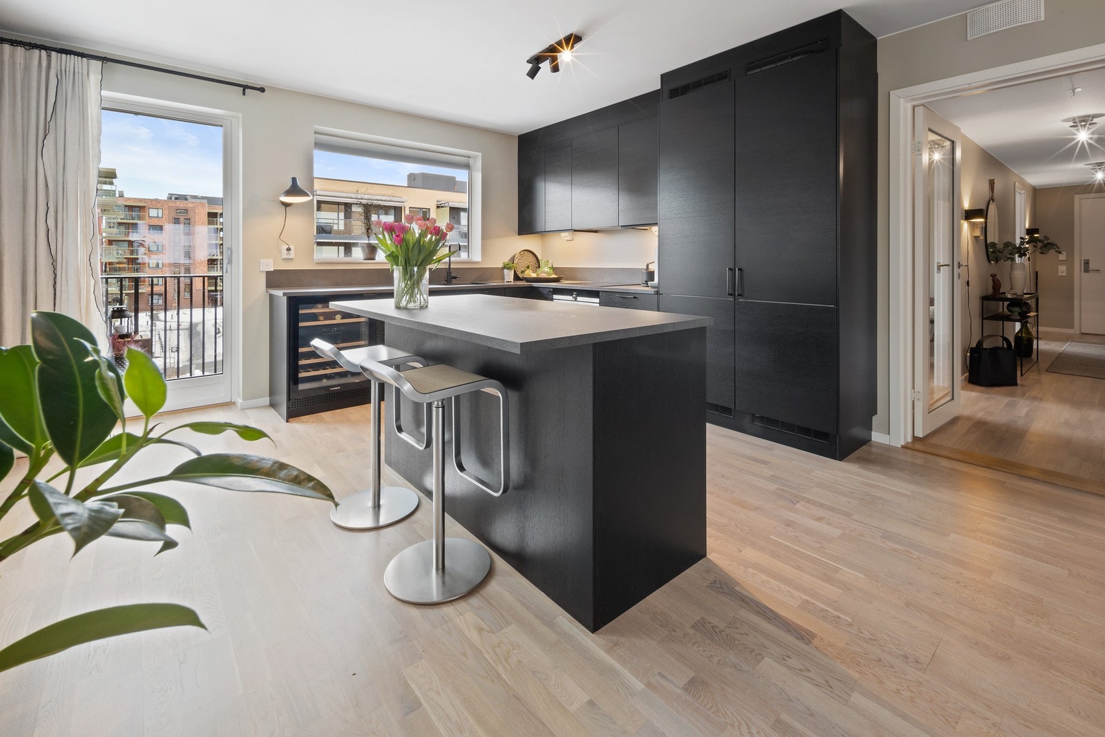 Kjøkkenøyen har sitteplass for 2 Galleribilde