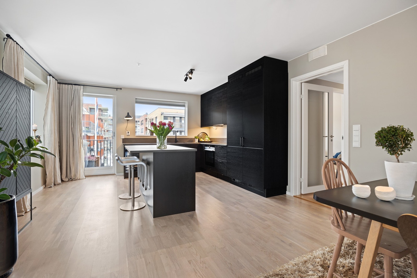 I motsatt ende av stuen er det et flott L-kjøkken med kjøkkenøy. Galleribilde