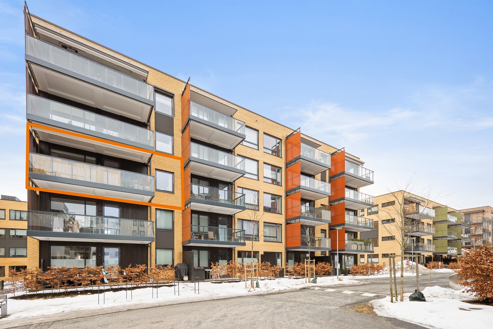 Beliggende i 3.etasje. Gjennomgående med 2 stk. balkonger - sol fra morgen til kveld! Galleribilde