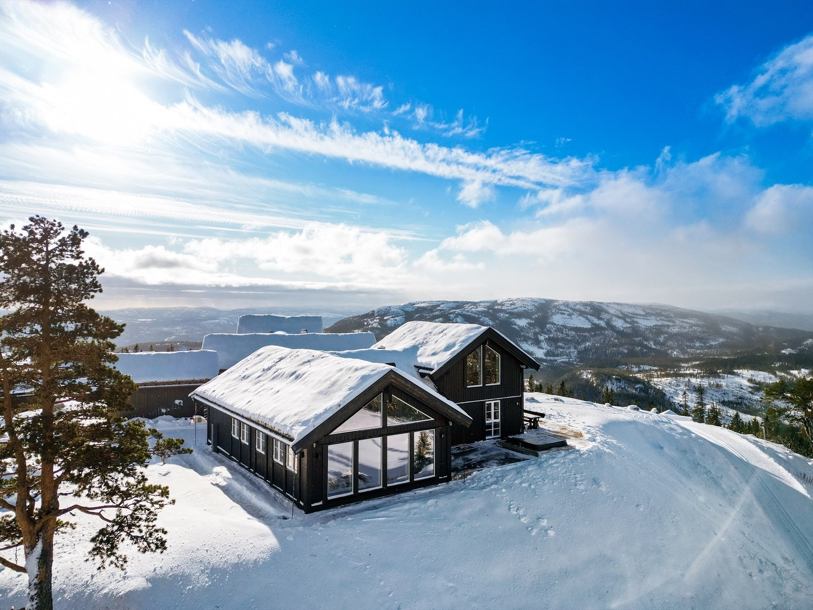 EiendomsMegler1 ved Patrick Gulmælæ presenterer Grostulvegen 73! Galleribilde