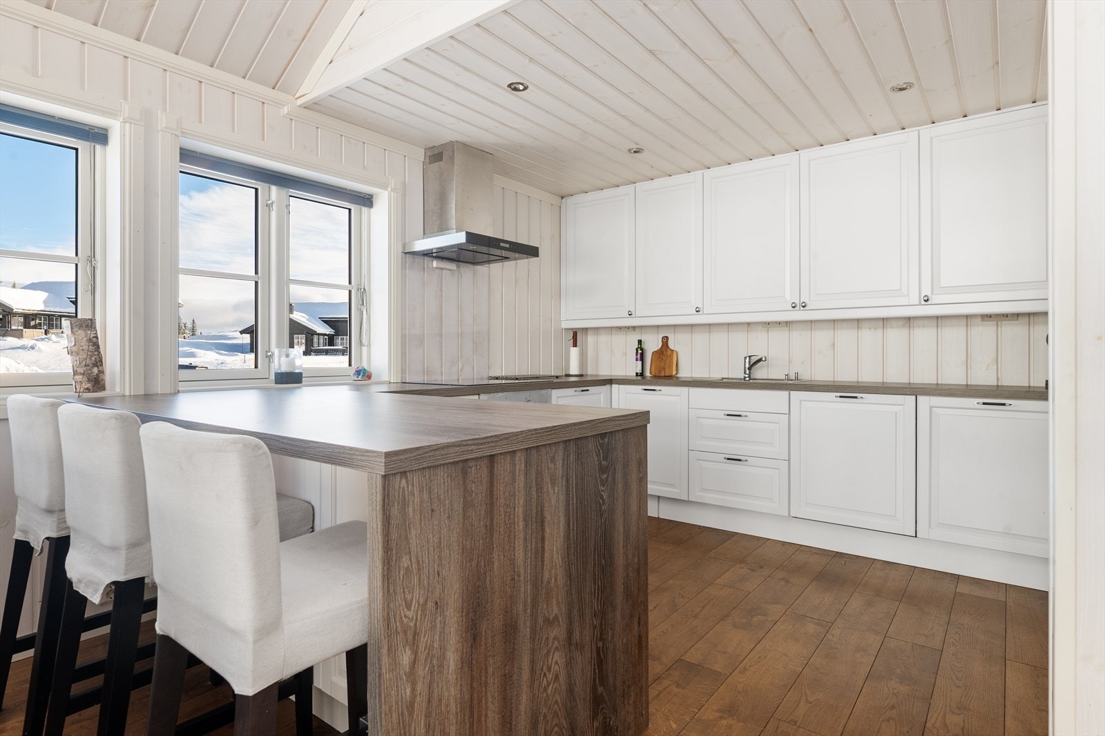 Kjøkken med integrerte hvitevarer og meget god skap- og benkeplass. Galleribilde