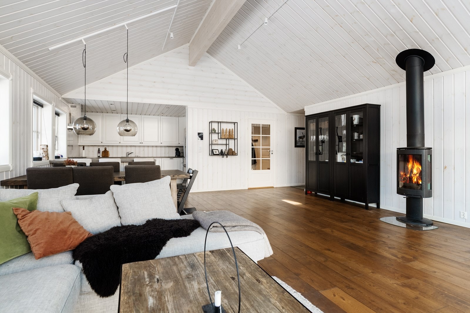 I stuen er det montert vedovn for lun varme på kaldere dager. Ovnen har glass i dør noe som gir et koselig innsyn til flammene. Galleribilde