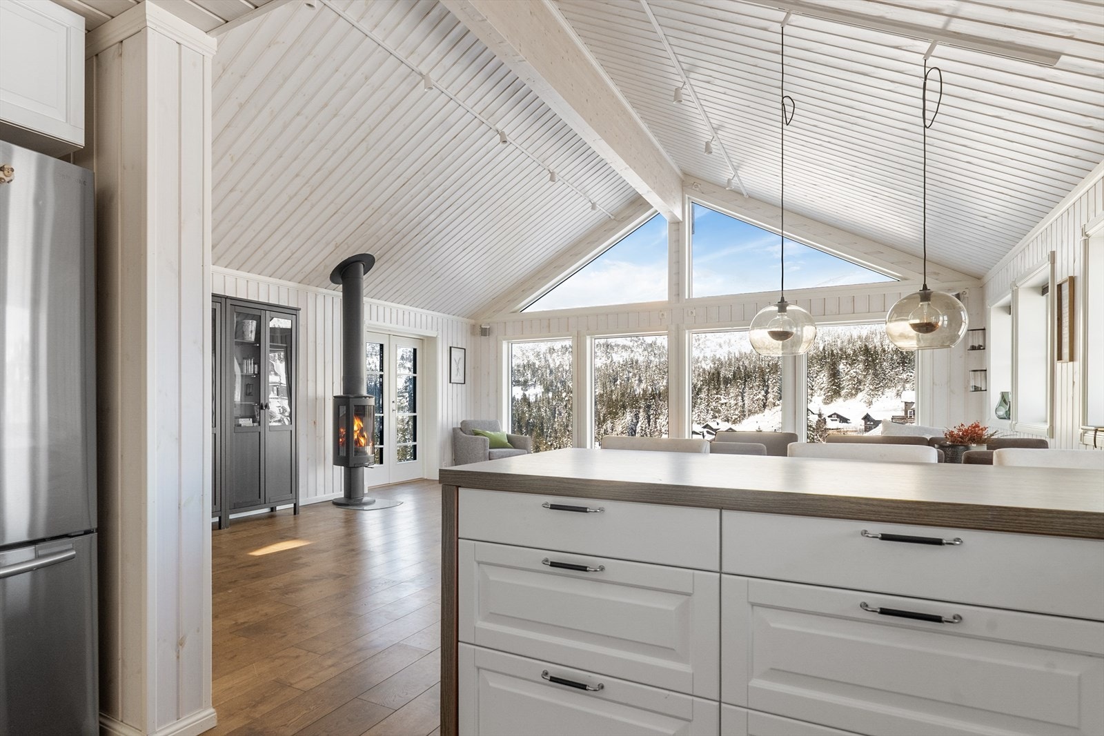 Fritidsboligen har en effektiv planløsning som gir fullt utbytte av de 127 kvadratmeterne, samtidig som den gir skjermede oppholdssoner. Galleribilde