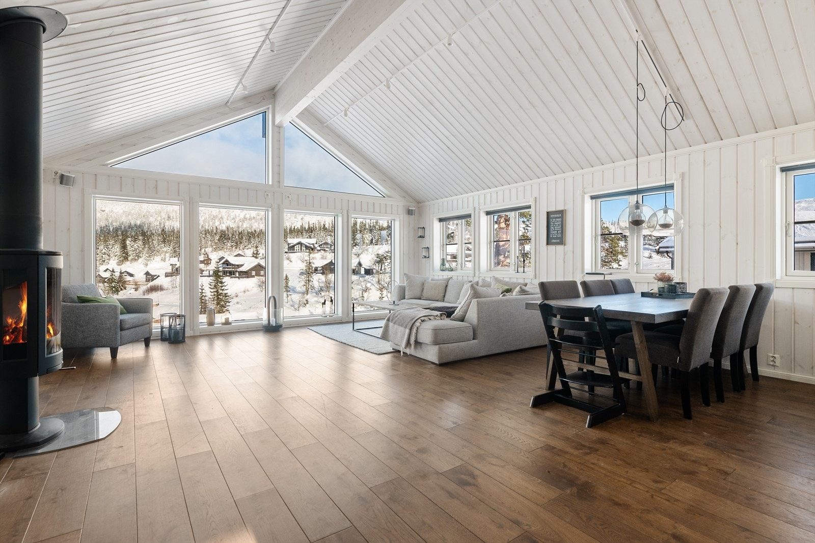 Romslig og delikat stue med fantastisk takhøyde og åpen kjøkkenløsning noe som gir en luftig romfølelse. Galleribilde