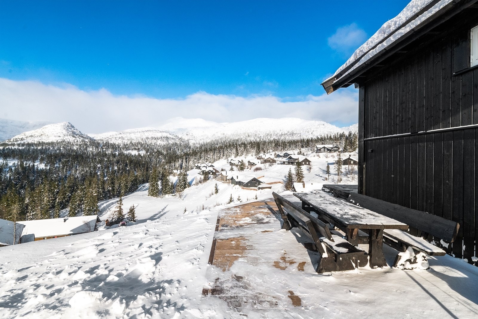 Romslig vinkelterrasse med gode solforhold og fantastisk utsikt. Galleribilde