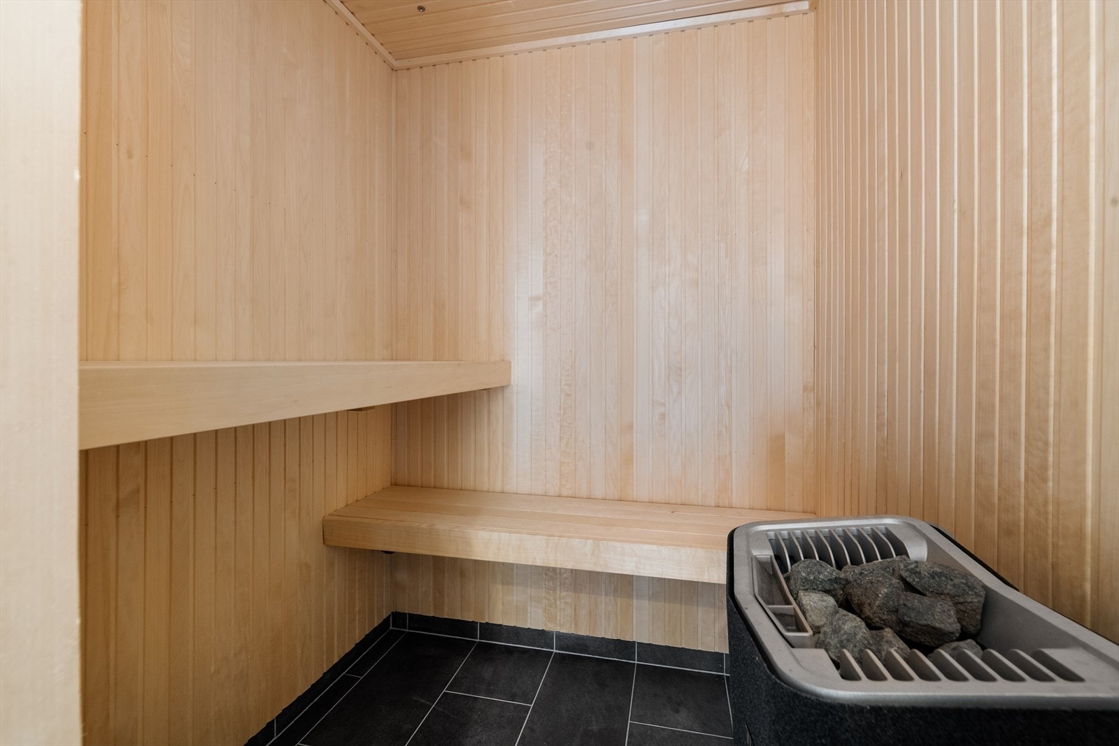 Dette badet har tilliggende badstue med benk og badstueovn. Badet har også egen utgang til terrassen. Galleribilde