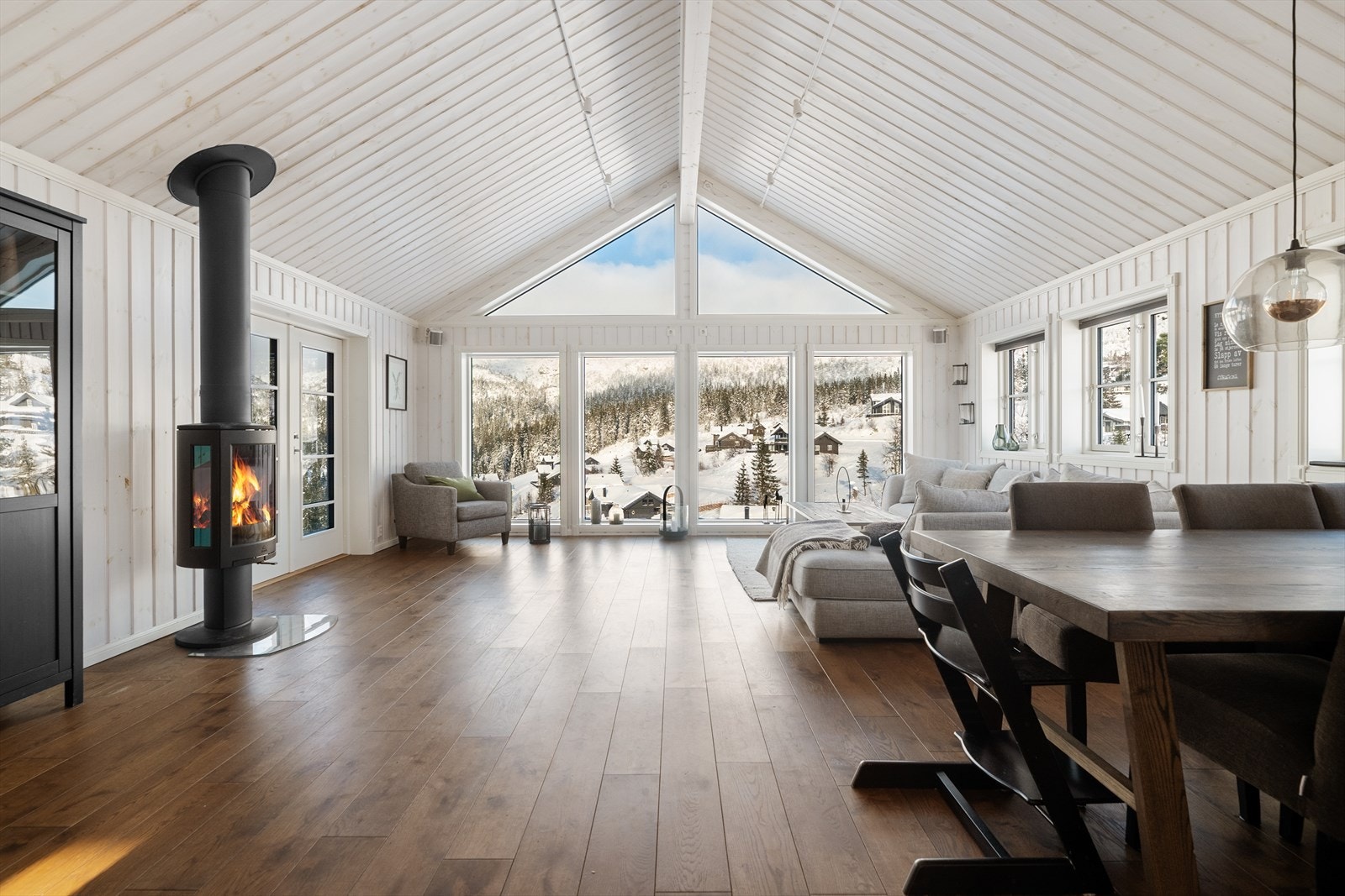 Hytta har store vindusflater bringer utsikt og godt med naturlig lys inn i rommene. Galleribilde