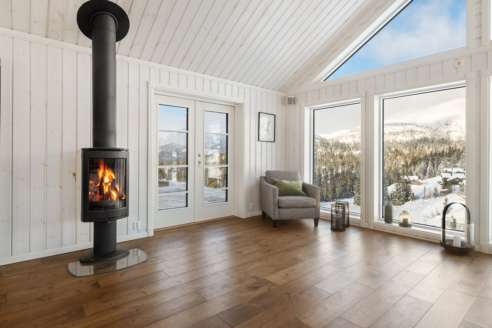 Overflater i hytta består av parkett og fliser på gulv, trepanel på vegger og trepanel i tak med innfelte spotter i tak flere steder. Det er varmekabler i gulv i hele første etasje. Galleribilde