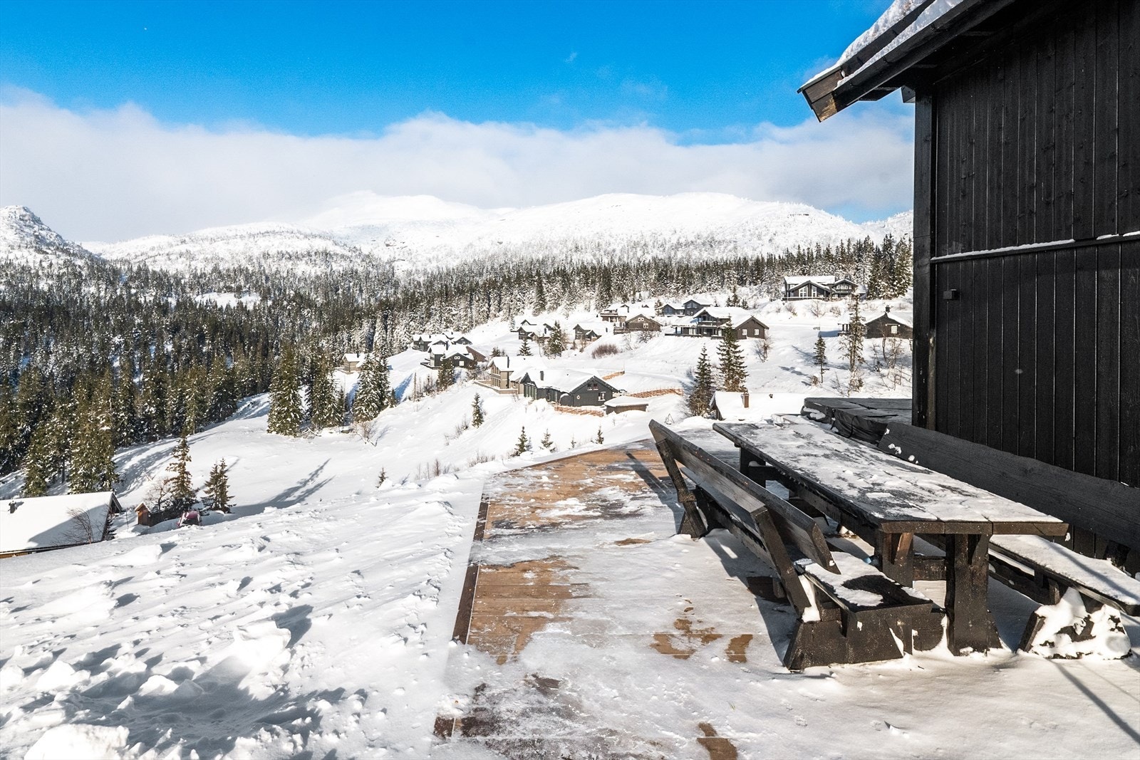 Her kan sene sommerkvelder nytes i rolige omgivelser. Terrassen er av god størrelse og har adkomst både fra stuen og hovedbadet. Galleribilde