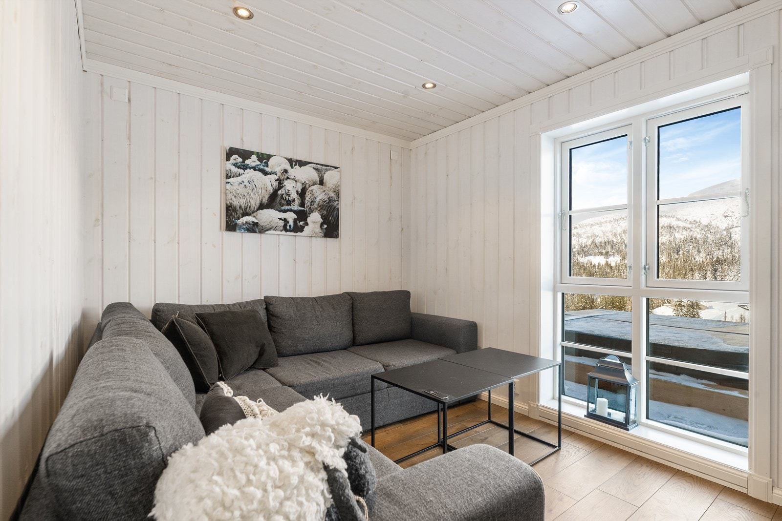 Koselig tv-stue, med plass til sofa og mediemøblement. Galleribilde