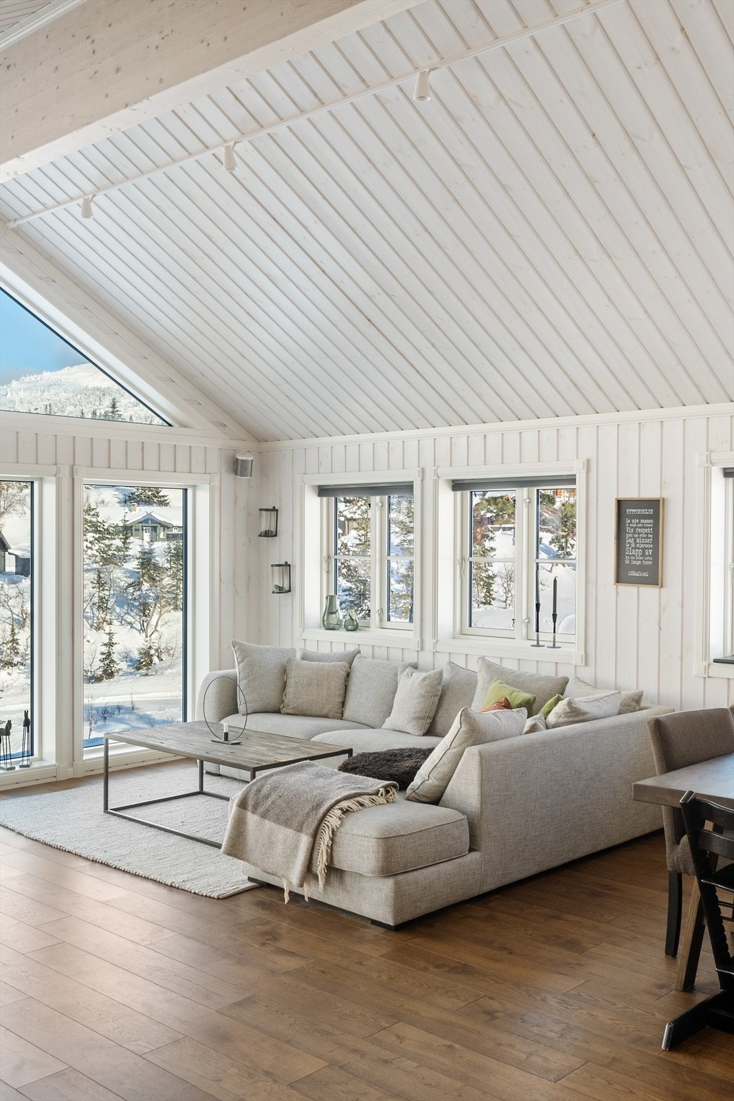 Her er det god plass til både sofagruppe og spisestue. Galleribilde