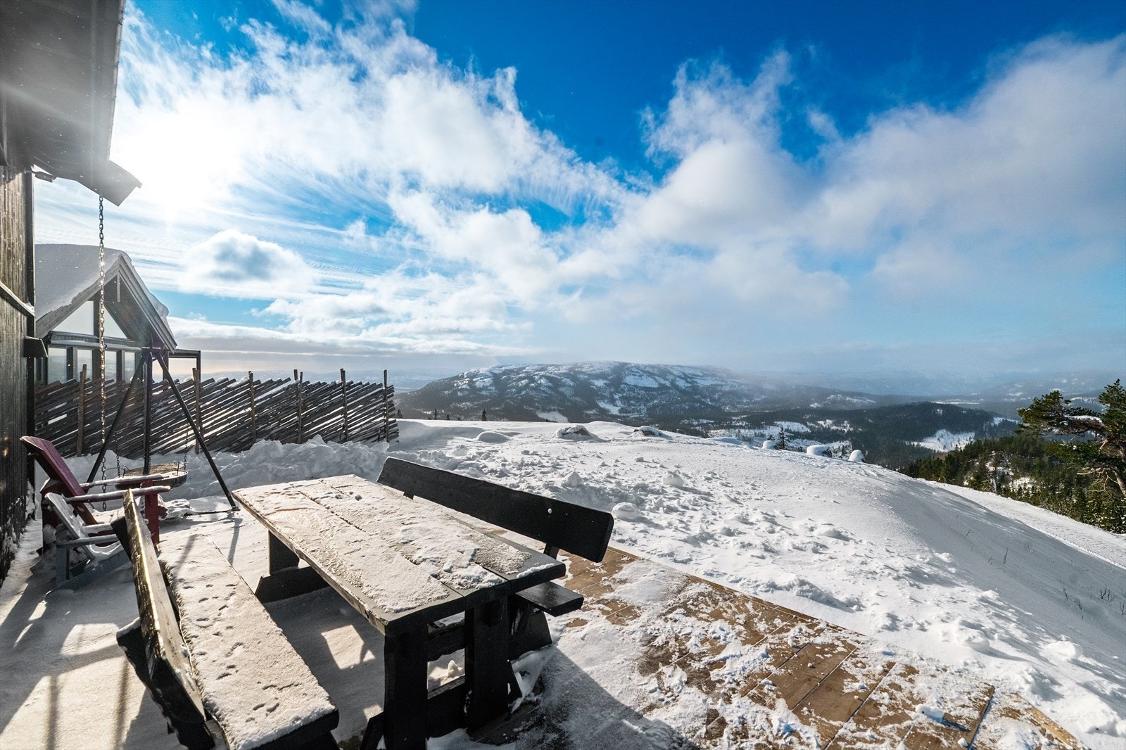 Innholdsrik familiehytte med solrik beliggenhet-4 soverom-3 stuer-2 bad - Ski in/out til langrennsløypene. Galleribilde
