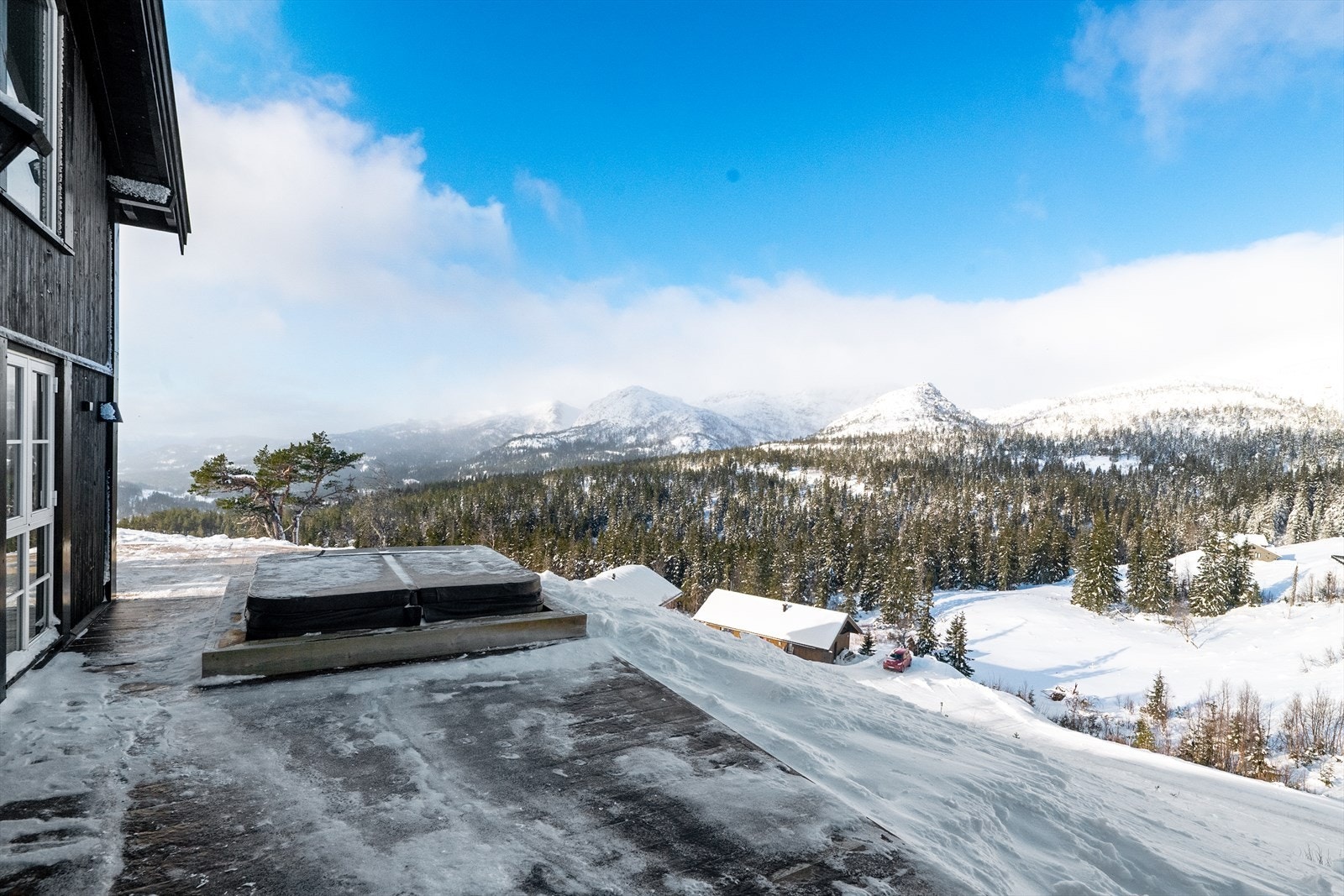Fra stuen er det utgang til en stor vinkelterrasse med god plass til utemøblement og grill. Selger opplyser at Jacuzzi på terrasse er defekt. Galleribilde