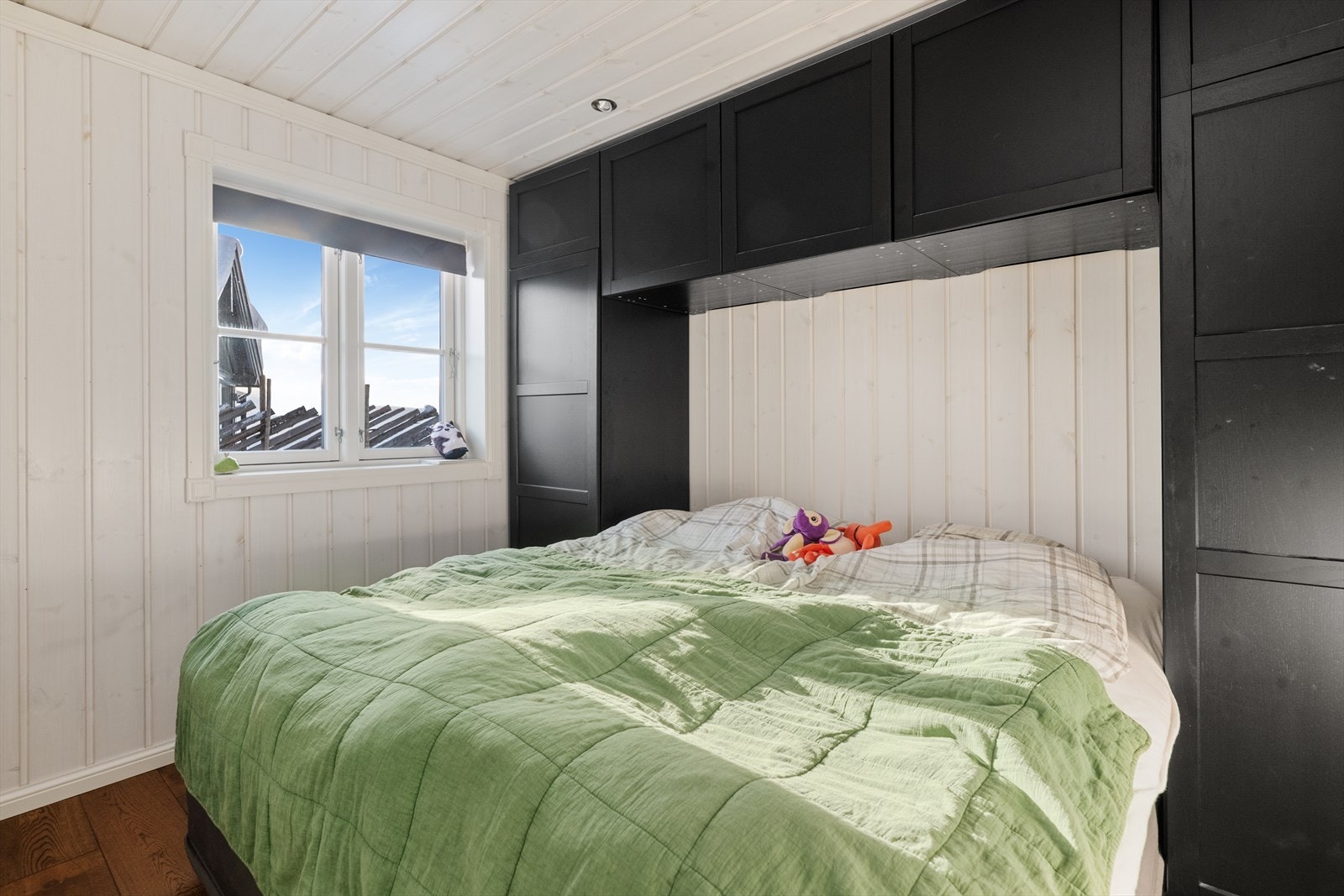 Hytta har to fine soverom i 1.etg, hvor begge har garderobeskap for klesbeholdningen. Galleribilde