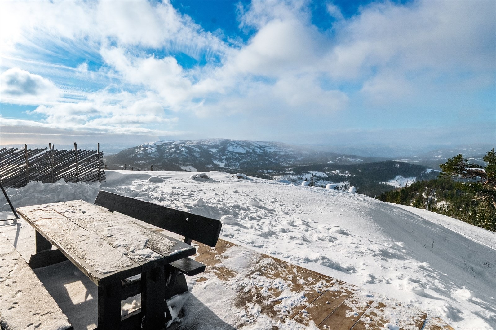 Terrassen ligger nydelig til med gode solforhold og fantastisk utsikt! Galleribilde