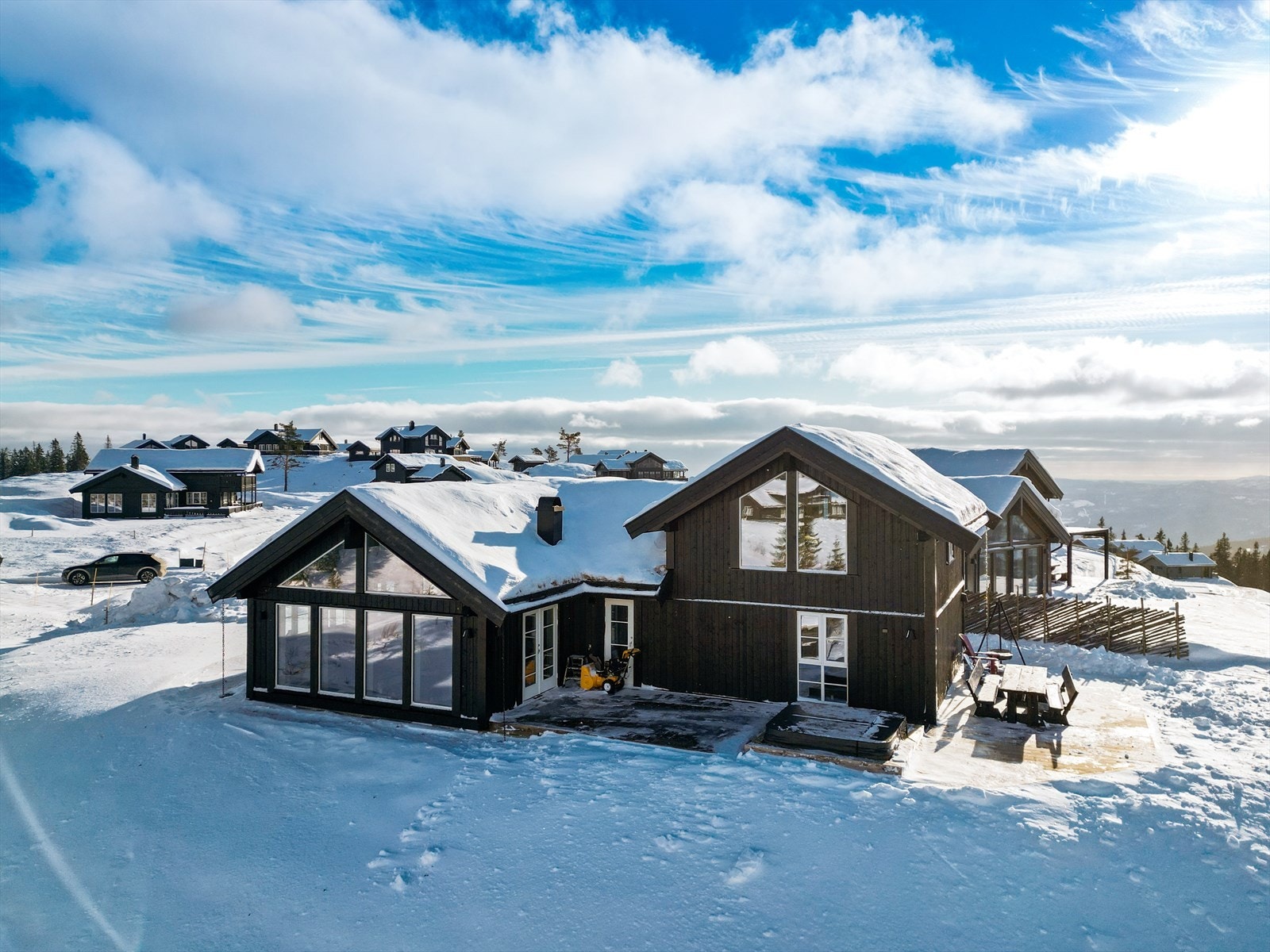 Tomten er pent opparbeidet med plen, gårdsplass med parkeringsmuligheter og støpt dekke til garasje. Det er stedvis naturtomt. Galleribilde