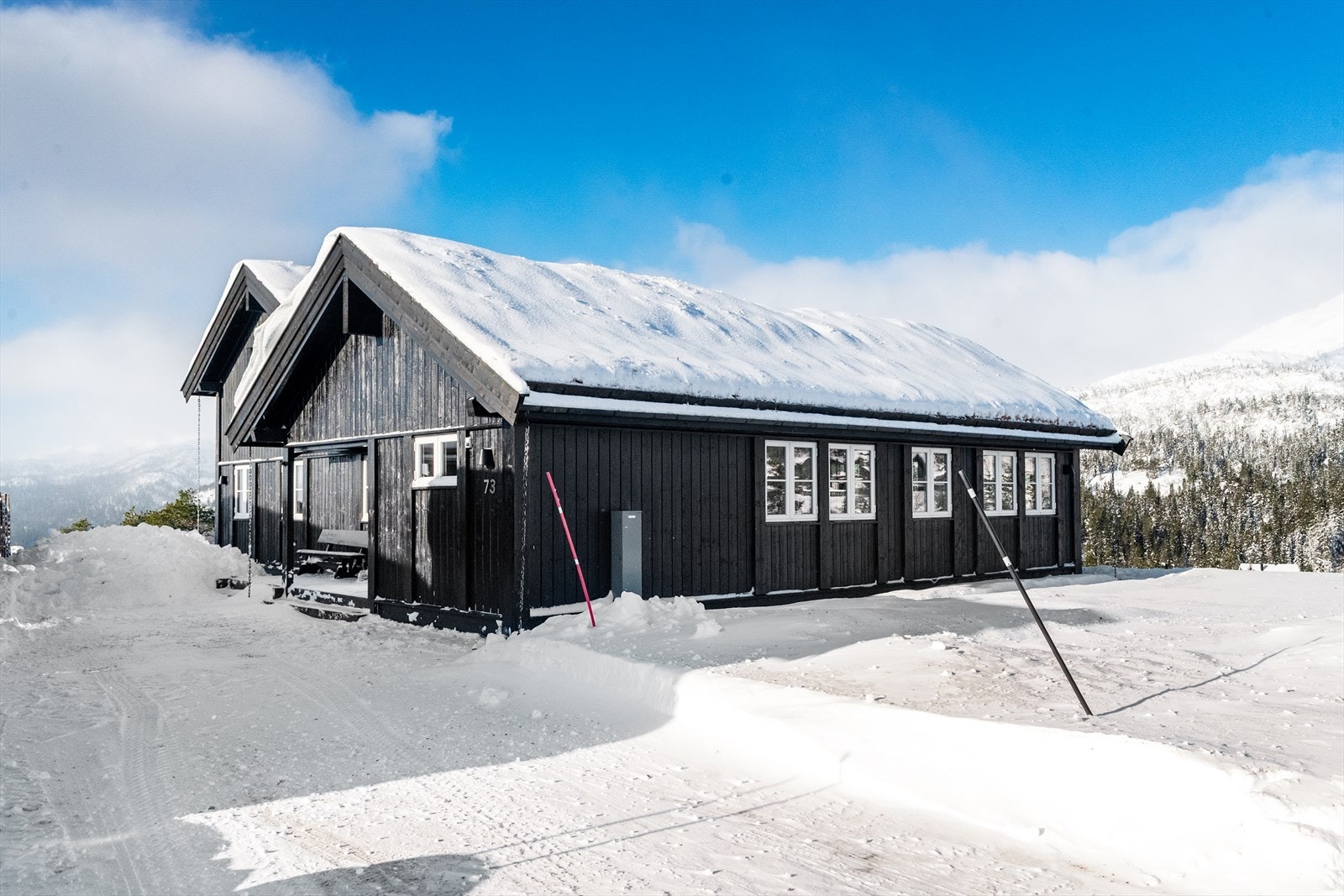 Det er etablert bilvei helt frem, med parkering på egen tomt og støpt dekke til fremtidig garasje. Galleribilde