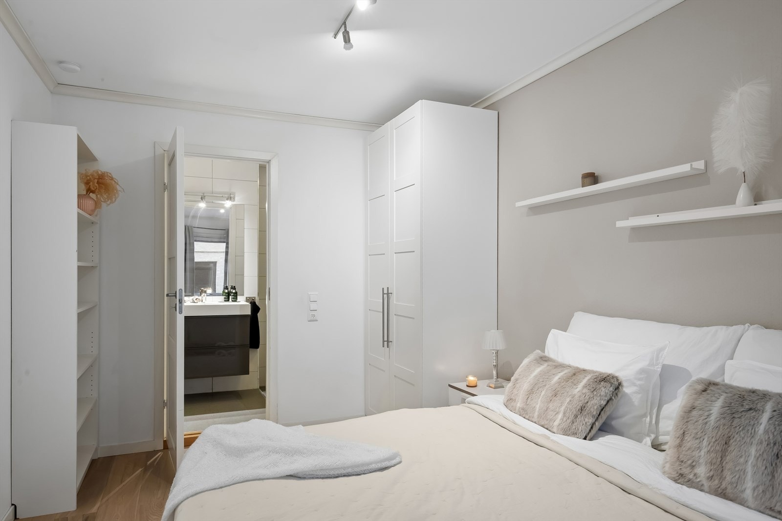 Det er god plass til 2 romslige garderobeskap Galleribilde