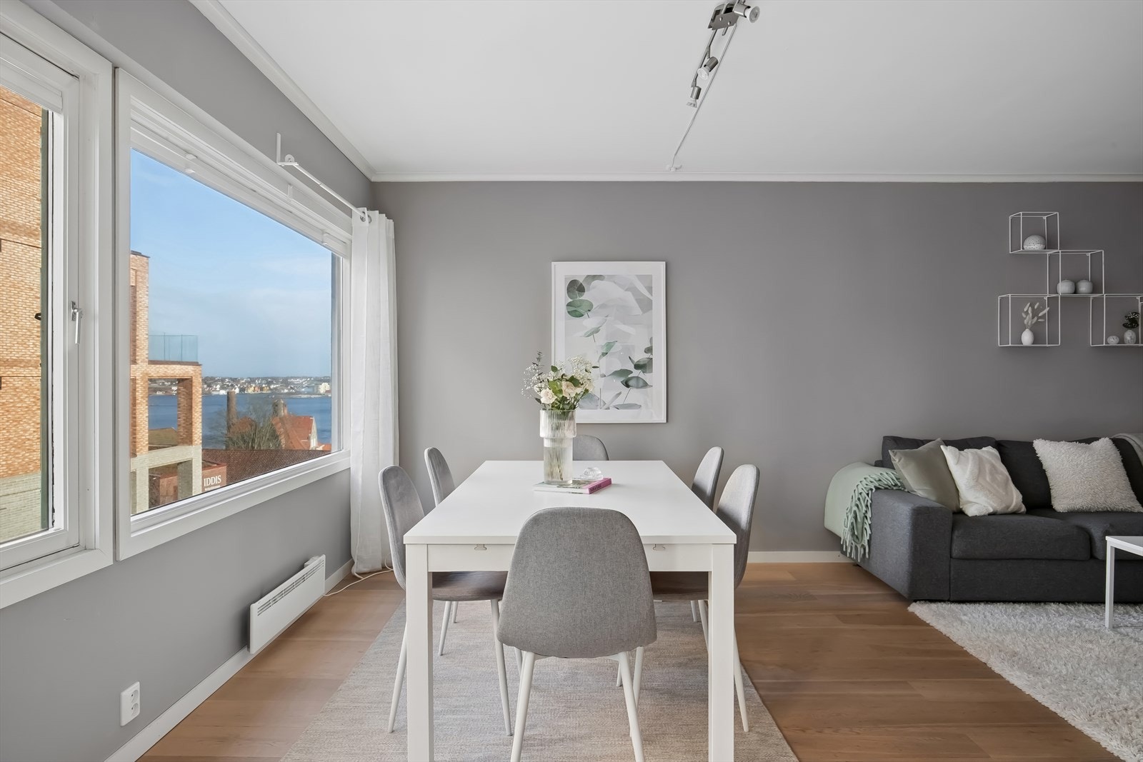 God plass til stort spisebord i tilknytning til kjøkkenet Galleribilde